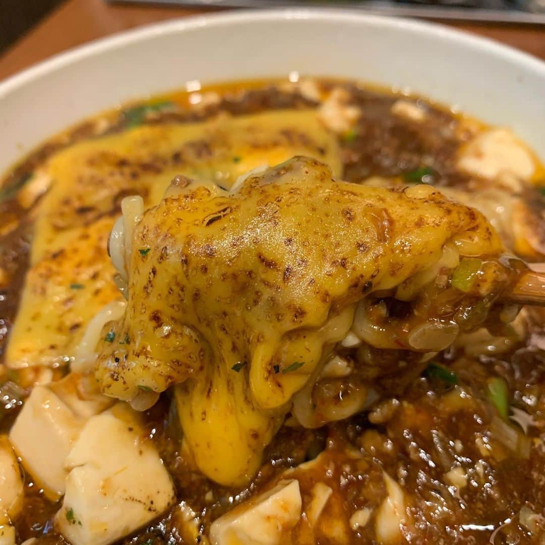 りょうくんグルメさんのインスタグラム写真 - (りょうくんグルメInstagram)「【表参道　蝋燭屋】 痺れ好き女子に大人気の麻婆麺！ ㅤㅤㅤㅤㅤㅤㅤㅤㅤㅤㅤㅤㅤ 🏠#表参道　#蝋燭屋 明治神宮前駅徒歩4分 表参道駅徒歩5分 📖焼きチーズ麻婆麺(¥1200) ㅤㅤㅤㅤㅤㅤㅤㅤㅤㅤㅤㅤㅤ 痺れヌードルで有名な蝋燭屋！ 辛さ変更可能なので辛さは普通で注文！ ㅤㅤㅤㅤㅤㅤㅤㅤㅤㅤㅤㅤㅤ 麻婆の上にはあぶったチェダーチーズ、麻婆麺がさらに濃厚でコクが出る！麻婆は熱がとじこもってあちあち。 量は多めだと思う。 ㅤㅤㅤㅤㅤㅤㅤㅤㅤㅤㅤㅤㅤ 痺れは普通くらい！と思ったらだんだんくる！ 後半ガチで痺れて水飲んだ瞬間超炭酸強いサイダーのんでるのかと思ったw ㅤㅤㅤㅤㅤㅤㅤㅤㅤㅤㅤㅤㅤ ㅤㅤㅤㅤㅤㅤㅤㅤㅤㅤㅤㅤㅤ テーブルの上に調味料があるんだけどブレンド酢いれるとばっかうまい！ ほんとにこれはやばい！ 酢入れた瞬間神がかってる！ ㅤㅤㅤㅤㅤㅤㅤㅤㅤㅤㅤㅤㅤ お店は表参道ヒルズの中にある。 店内はテーブル二つに、あとは横に仕切られたカウンター。女性お一人様がけっこういる。 蝋燭屋はまじで女性に人気で、銀座店は常に行列できてる。  11時から15時はライスサービスあり。 椅子の下に荷物入れ エプロンあり  もう一回リピるなら 普通の麻婆麺で薄辛にして早めブレンド酢投入かな！ 店員さんに聞いたけどやっぱり薄辛にする人多いって笑  表参道店は空いてるからいいよ！ 痺れ好きにおすすめ！ ㅤㅤㅤㅤㅤㅤㅤㅤㅤㅤㅤㅤㅤ 蝋燭屋  東京都渋谷区神宮前4-12-10 表参道ヒルズ 3F  11:00～23:00（日曜祝日～22:00）」7月25日 20時40分 - uryo1113