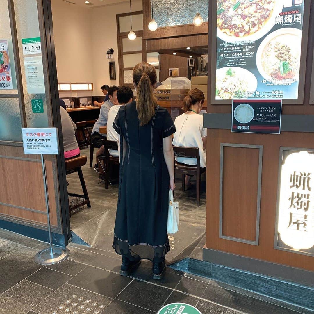 りょうくんグルメさんのインスタグラム写真 - (りょうくんグルメInstagram)「【表参道　蝋燭屋】 痺れ好き女子に大人気の麻婆麺！ ㅤㅤㅤㅤㅤㅤㅤㅤㅤㅤㅤㅤㅤ 🏠#表参道　#蝋燭屋 明治神宮前駅徒歩4分 表参道駅徒歩5分 📖焼きチーズ麻婆麺(¥1200) ㅤㅤㅤㅤㅤㅤㅤㅤㅤㅤㅤㅤㅤ 痺れヌードルで有名な蝋燭屋！ 辛さ変更可能なので辛さは普通で注文！ ㅤㅤㅤㅤㅤㅤㅤㅤㅤㅤㅤㅤㅤ 麻婆の上にはあぶったチェダーチーズ、麻婆麺がさらに濃厚でコクが出る！麻婆は熱がとじこもってあちあち。 量は多めだと思う。 ㅤㅤㅤㅤㅤㅤㅤㅤㅤㅤㅤㅤㅤ 痺れは普通くらい！と思ったらだんだんくる！ 後半ガチで痺れて水飲んだ瞬間超炭酸強いサイダーのんでるのかと思ったw ㅤㅤㅤㅤㅤㅤㅤㅤㅤㅤㅤㅤㅤ ㅤㅤㅤㅤㅤㅤㅤㅤㅤㅤㅤㅤㅤ テーブルの上に調味料があるんだけどブレンド酢いれるとばっかうまい！ ほんとにこれはやばい！ 酢入れた瞬間神がかってる！ ㅤㅤㅤㅤㅤㅤㅤㅤㅤㅤㅤㅤㅤ お店は表参道ヒルズの中にある。 店内はテーブル二つに、あとは横に仕切られたカウンター。女性お一人様がけっこういる。 蝋燭屋はまじで女性に人気で、銀座店は常に行列できてる。  11時から15時はライスサービスあり。 椅子の下に荷物入れ エプロンあり  もう一回リピるなら 普通の麻婆麺で薄辛にして早めブレンド酢投入かな！ 店員さんに聞いたけどやっぱり薄辛にする人多いって笑  表参道店は空いてるからいいよ！ 痺れ好きにおすすめ！ ㅤㅤㅤㅤㅤㅤㅤㅤㅤㅤㅤㅤㅤ 蝋燭屋  東京都渋谷区神宮前4-12-10 表参道ヒルズ 3F  11:00～23:00（日曜祝日～22:00）」7月25日 20時40分 - uryo1113