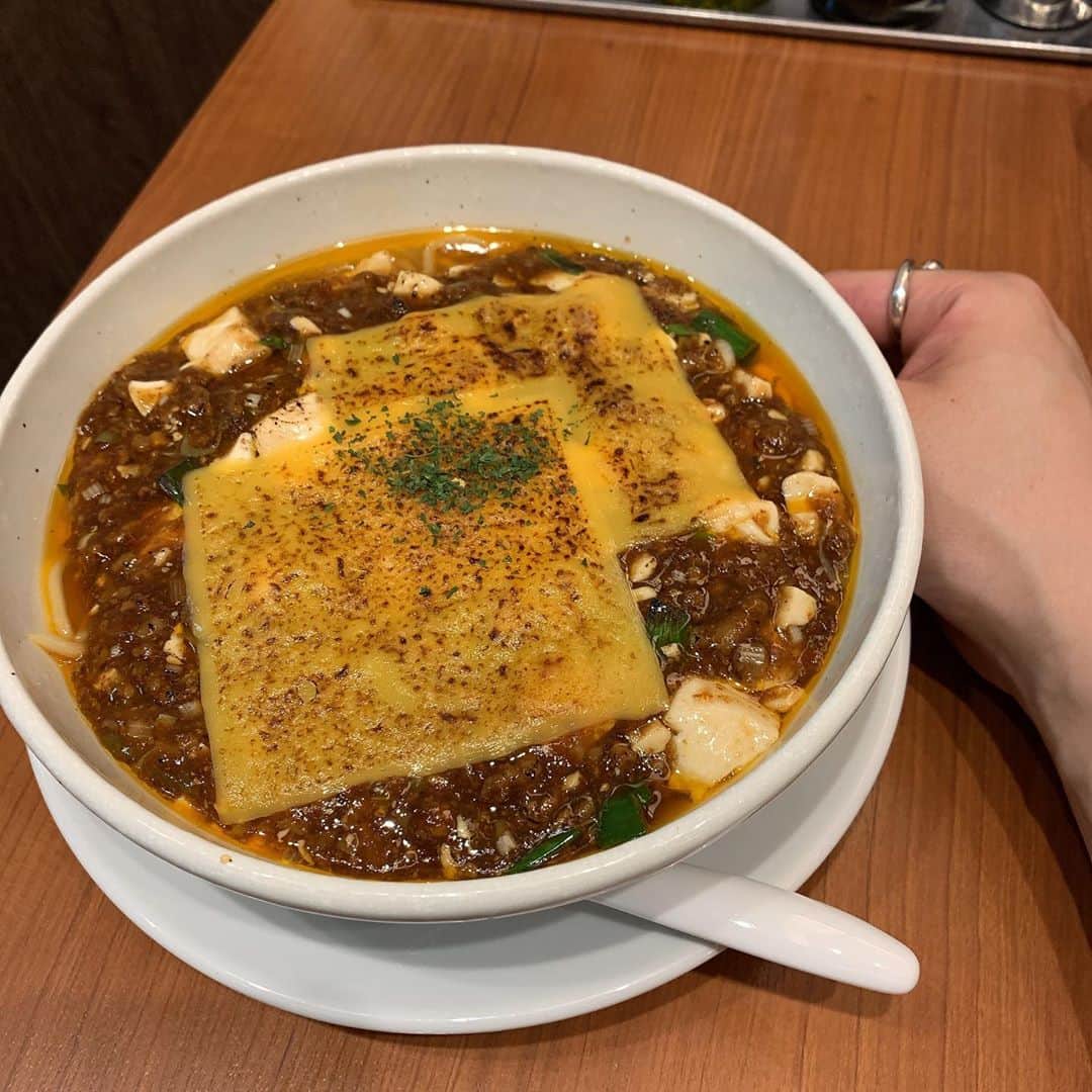 りょうくんグルメさんのインスタグラム写真 - (りょうくんグルメInstagram)「【表参道　蝋燭屋】 痺れ好き女子に大人気の麻婆麺！ ㅤㅤㅤㅤㅤㅤㅤㅤㅤㅤㅤㅤㅤ 🏠#表参道　#蝋燭屋 明治神宮前駅徒歩4分 表参道駅徒歩5分 📖焼きチーズ麻婆麺(¥1200) ㅤㅤㅤㅤㅤㅤㅤㅤㅤㅤㅤㅤㅤ 痺れヌードルで有名な蝋燭屋！ 辛さ変更可能なので辛さは普通で注文！ ㅤㅤㅤㅤㅤㅤㅤㅤㅤㅤㅤㅤㅤ 麻婆の上にはあぶったチェダーチーズ、麻婆麺がさらに濃厚でコクが出る！麻婆は熱がとじこもってあちあち。 量は多めだと思う。 ㅤㅤㅤㅤㅤㅤㅤㅤㅤㅤㅤㅤㅤ 痺れは普通くらい！と思ったらだんだんくる！ 後半ガチで痺れて水飲んだ瞬間超炭酸強いサイダーのんでるのかと思ったw ㅤㅤㅤㅤㅤㅤㅤㅤㅤㅤㅤㅤㅤ ㅤㅤㅤㅤㅤㅤㅤㅤㅤㅤㅤㅤㅤ テーブルの上に調味料があるんだけどブレンド酢いれるとばっかうまい！ ほんとにこれはやばい！ 酢入れた瞬間神がかってる！ ㅤㅤㅤㅤㅤㅤㅤㅤㅤㅤㅤㅤㅤ お店は表参道ヒルズの中にある。 店内はテーブル二つに、あとは横に仕切られたカウンター。女性お一人様がけっこういる。 蝋燭屋はまじで女性に人気で、銀座店は常に行列できてる。  11時から15時はライスサービスあり。 椅子の下に荷物入れ エプロンあり  もう一回リピるなら 普通の麻婆麺で薄辛にして早めブレンド酢投入かな！ 店員さんに聞いたけどやっぱり薄辛にする人多いって笑  表参道店は空いてるからいいよ！ 痺れ好きにおすすめ！ ㅤㅤㅤㅤㅤㅤㅤㅤㅤㅤㅤㅤㅤ 蝋燭屋  東京都渋谷区神宮前4-12-10 表参道ヒルズ 3F  11:00～23:00（日曜祝日～22:00）」7月25日 20時40分 - uryo1113