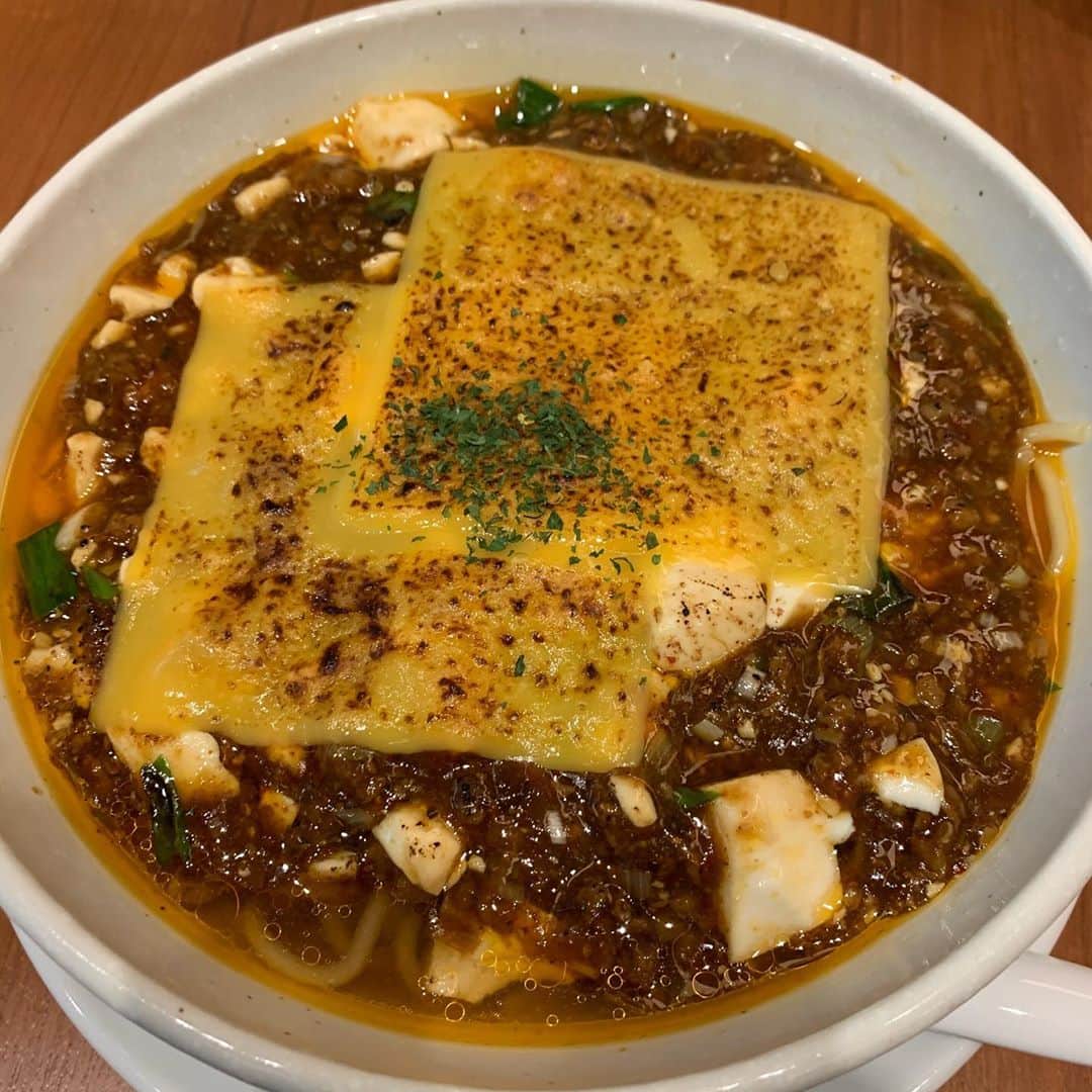 りょうくんグルメさんのインスタグラム写真 - (りょうくんグルメInstagram)「【表参道　蝋燭屋】 痺れ好き女子に大人気の麻婆麺！ ㅤㅤㅤㅤㅤㅤㅤㅤㅤㅤㅤㅤㅤ 🏠#表参道　#蝋燭屋 明治神宮前駅徒歩4分 表参道駅徒歩5分 📖焼きチーズ麻婆麺(¥1200) ㅤㅤㅤㅤㅤㅤㅤㅤㅤㅤㅤㅤㅤ 痺れヌードルで有名な蝋燭屋！ 辛さ変更可能なので辛さは普通で注文！ ㅤㅤㅤㅤㅤㅤㅤㅤㅤㅤㅤㅤㅤ 麻婆の上にはあぶったチェダーチーズ、麻婆麺がさらに濃厚でコクが出る！麻婆は熱がとじこもってあちあち。 量は多めだと思う。 ㅤㅤㅤㅤㅤㅤㅤㅤㅤㅤㅤㅤㅤ 痺れは普通くらい！と思ったらだんだんくる！ 後半ガチで痺れて水飲んだ瞬間超炭酸強いサイダーのんでるのかと思ったw ㅤㅤㅤㅤㅤㅤㅤㅤㅤㅤㅤㅤㅤ ㅤㅤㅤㅤㅤㅤㅤㅤㅤㅤㅤㅤㅤ テーブルの上に調味料があるんだけどブレンド酢いれるとばっかうまい！ ほんとにこれはやばい！ 酢入れた瞬間神がかってる！ ㅤㅤㅤㅤㅤㅤㅤㅤㅤㅤㅤㅤㅤ お店は表参道ヒルズの中にある。 店内はテーブル二つに、あとは横に仕切られたカウンター。女性お一人様がけっこういる。 蝋燭屋はまじで女性に人気で、銀座店は常に行列できてる。  11時から15時はライスサービスあり。 椅子の下に荷物入れ エプロンあり  もう一回リピるなら 普通の麻婆麺で薄辛にして早めブレンド酢投入かな！ 店員さんに聞いたけどやっぱり薄辛にする人多いって笑  表参道店は空いてるからいいよ！ 痺れ好きにおすすめ！ ㅤㅤㅤㅤㅤㅤㅤㅤㅤㅤㅤㅤㅤ 蝋燭屋  東京都渋谷区神宮前4-12-10 表参道ヒルズ 3F  11:00～23:00（日曜祝日～22:00）」7月25日 20時40分 - uryo1113
