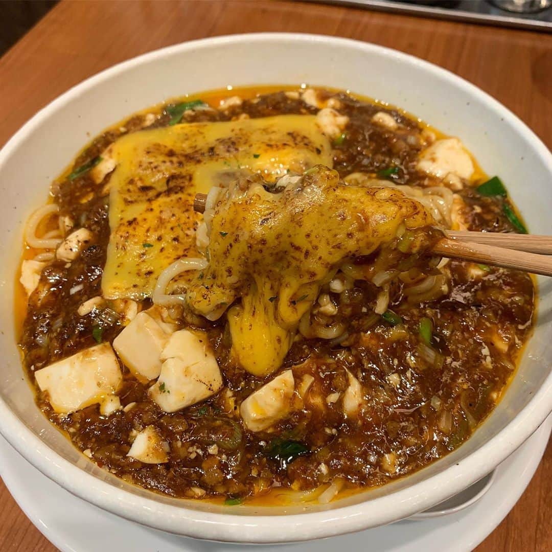 のインスタグラム：「【表参道　蝋燭屋】 痺れ好き女子に大人気の麻婆麺！ ㅤㅤㅤㅤㅤㅤㅤㅤㅤㅤㅤㅤㅤ 🏠#表参道　#蝋燭屋 明治神宮前駅徒歩4分 表参道駅徒歩5分 📖焼きチーズ麻婆麺(¥1200) ㅤㅤㅤㅤㅤㅤㅤㅤㅤㅤㅤㅤㅤ 痺れヌードルで有名な蝋燭屋！ 辛さ変更可能なので辛さは普通で注文！ ㅤㅤㅤㅤㅤㅤㅤㅤㅤㅤㅤㅤㅤ 麻婆の上にはあぶったチェダーチーズ、麻婆麺がさらに濃厚でコクが出る！麻婆は熱がとじこもってあちあち。 量は多めだと思う。 ㅤㅤㅤㅤㅤㅤㅤㅤㅤㅤㅤㅤㅤ 痺れは普通くらい！と思ったらだんだんくる！ 後半ガチで痺れて水飲んだ瞬間超炭酸強いサイダーのんでるのかと思ったw ㅤㅤㅤㅤㅤㅤㅤㅤㅤㅤㅤㅤㅤ ㅤㅤㅤㅤㅤㅤㅤㅤㅤㅤㅤㅤㅤ テーブルの上に調味料があるんだけどブレンド酢いれるとばっかうまい！ ほんとにこれはやばい！ 酢入れた瞬間神がかってる！ ㅤㅤㅤㅤㅤㅤㅤㅤㅤㅤㅤㅤㅤ お店は表参道ヒルズの中にある。 店内はテーブル二つに、あとは横に仕切られたカウンター。女性お一人様がけっこういる。 蝋燭屋はまじで女性に人気で、銀座店は常に行列できてる。  11時から15時はライスサービスあり。 椅子の下に荷物入れ エプロンあり  もう一回リピるなら 普通の麻婆麺で薄辛にして早めブレンド酢投入かな！ 店員さんに聞いたけどやっぱり薄辛にする人多いって笑  表参道店は空いてるからいいよ！ 痺れ好きにおすすめ！ ㅤㅤㅤㅤㅤㅤㅤㅤㅤㅤㅤㅤㅤ 蝋燭屋  東京都渋谷区神宮前4-12-10 表参道ヒルズ 3F  11:00～23:00（日曜祝日～22:00）」