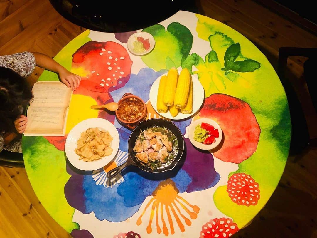 三浦瑠麗さんのインスタグラム写真 - (三浦瑠麗Instagram)「きょうの晩ごはん。若鶏のレモンとバジル風味の鉄鍋焼き、朝採れとうもろこし、チリコンカン、アボカドのディップ、塩トマト。」7月25日 20時39分 - lullymiura