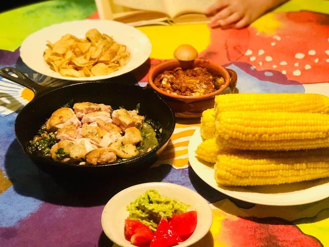 三浦瑠麗さんのインスタグラム写真 - (三浦瑠麗Instagram)「きょうの晩ごはん。若鶏のレモンとバジル風味の鉄鍋焼き、朝採れとうもろこし、チリコンカン、アボカドのディップ、塩トマト。」7月25日 20時39分 - lullymiura