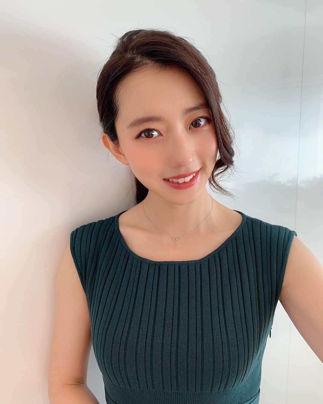 段文凝のインスタグラム：「クイズです💡 この写真は何の時でしょう❓ ヒントは最近の撮影です . 明日答え教えま〜す . .  #TV#TV収録#TV出演#生放送 #メイク#インフルエンサー#撮影#チャイボーグ#オルチャンメイク#オルチャンヘア#韓国#中国#ファッションモデル#モデル#ヘアメイク#中国メイク#クリエイター#フリーモデル#フリーランス#雑誌#雑誌撮影#雑誌掲載」