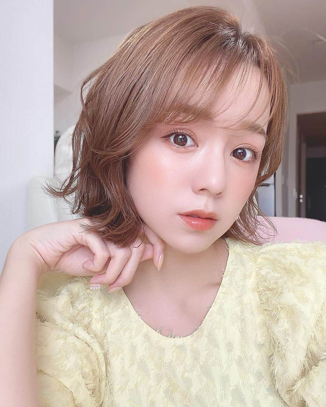 のインスタグラム：「この日はお気に入りのイエローのワンピース着たけど、ちょっと暑かったな🥵笑  前日にナノアクアの炭酸パック使ったので肌の調子もいい感じだった😍  ナノアクアはリピートして使ってるんだけど、使ったあとの化粧水の入りとかスキンケア後の肌の柔らかさ、モチモチ具合が全然違う。  炭酸パック含め色々試してきたけど、肌のモチモチ具合、柔らかさの変化でいったら1番感じられたかも、、！😍  メイク前にやるのが1番メイク乗りは良くなりそうだけど、 20分くらい置かないといけないので  朝は時間なくて私はいつも夜にやってます🌙  余裕もって起きれた日は朝やりたい😂笑  5回分のお試しキットの購入も可能なので、気になる方は是非試してみて欲しい🥺クーポンも使えて、コードは[co2]です✌️  #ナノアクア#favorina#フェヴリナ #炭酸ジェルパック#炭酸パック #パック#美容好きな人と繋がりたい #美容好きさんと繋がりたい#PR #美容#美肌ケア#保湿」