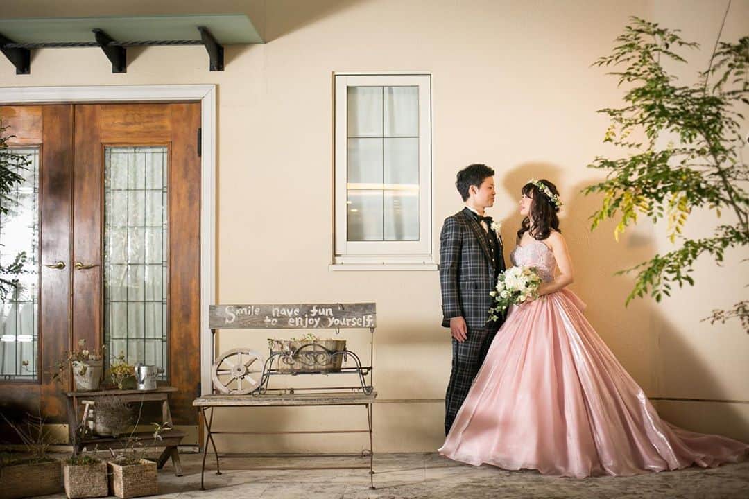 のインスタグラム：「期間限定でサプライズ結婚式をご案内してます！ まだ結婚式をしていない方でも構いません ぜひご相談下さい✨ . #チェルシーコート #ガーデンウエディング #前撮り#プロポーズ #プロポーズされました #ゼクシィ #forest #ラスティックウエディング#ウエディングケーキ #グリーンウエディング #手作り#wedding #marryyou #花嫁 #diy #自然 #greenwedding #森ウエディング #2020冬婚#結婚式準備記録 #チャペル#greenwedding #green#ザチェルシーコートおゆみ野garden #チーム2020#forestwedding #night#指輪#結婚しました」