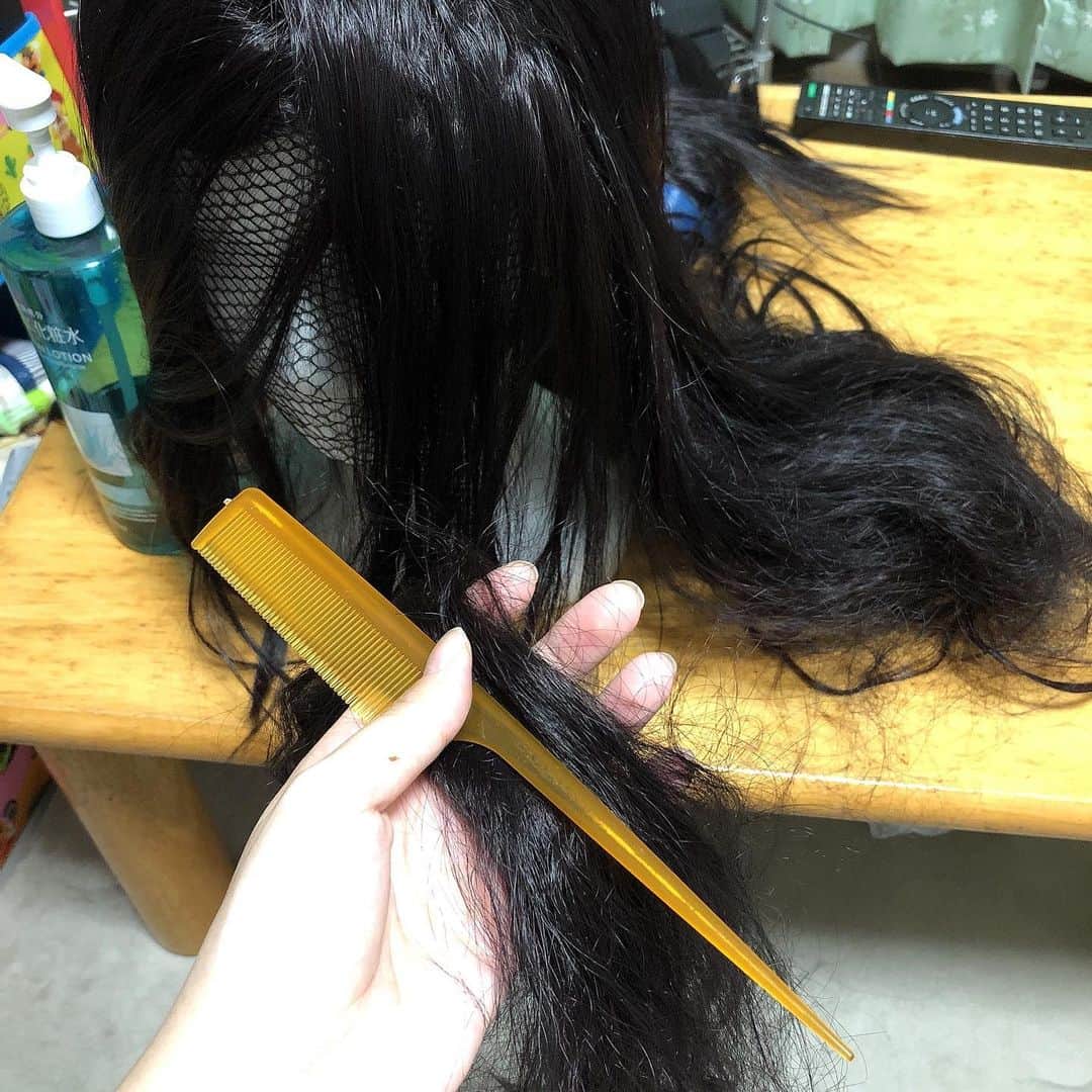 Myakoさんのインスタグラム写真 - (MyakoInstagram)「長髪ウィッグは静電気で毛が絡まって塊になるのがやっぱり大変。  3種類のコームとヘアアイロンを駆使して格闘すること2時間。 半分サラサラに戻すことに成功しましたが、ここからさらに半分残ってるので頑張れ私…  長髪キャラをやるのはめちゃくちゃ久しぶり…  気が向いたらまたインスタ顔出します🥰」7月25日 20時48分 - myakonee
