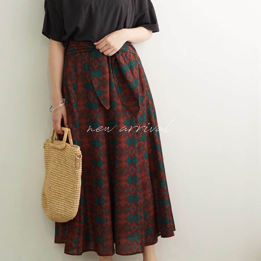 ROPÉ PICNICさんのインスタグラム写真 - (ROPÉ PICNICInstagram)「【NEW ARRIVAL】 ✔︎アフリカンマーメイドスカート ¥5,489(税込)  1枚で主役になるマーメイドスカートが入荷しました！  シックに着られて今っぽく仕上がる最旬スカート。 今季トレンドのアフリカンテキスタイルを使用した、夏らしいロングスカートです✨ トップスインもすっきり決まる、ウエストリボンがポイント！ ________________ スカート(GDC10270) ¥5,489(税込) _______________ #ropepicnic #ロペピクニック#recommend #スカート #skirt #マーメイドスカート #柄スカート #夏柄 #new #newarrival #新作 #jungroup #ropepicnic_onlinestore」7月25日 20時45分 - ropepicnic_official