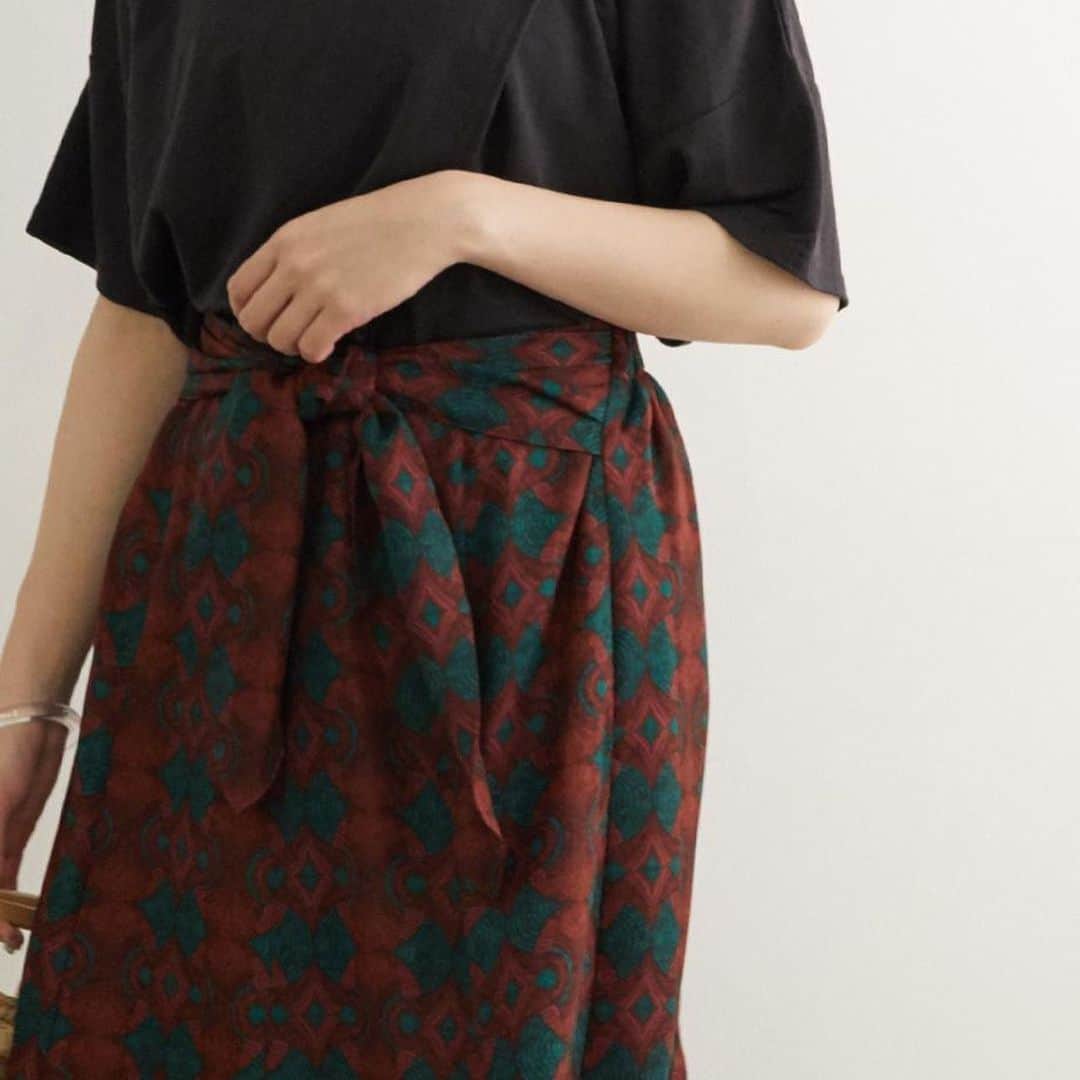 ROPÉ PICNICさんのインスタグラム写真 - (ROPÉ PICNICInstagram)「【NEW ARRIVAL】 ✔︎アフリカンマーメイドスカート ¥5,489(税込)  1枚で主役になるマーメイドスカートが入荷しました！  シックに着られて今っぽく仕上がる最旬スカート。 今季トレンドのアフリカンテキスタイルを使用した、夏らしいロングスカートです✨ トップスインもすっきり決まる、ウエストリボンがポイント！ ________________ スカート(GDC10270) ¥5,489(税込) _______________ #ropepicnic #ロペピクニック#recommend #スカート #skirt #マーメイドスカート #柄スカート #夏柄 #new #newarrival #新作 #jungroup #ropepicnic_onlinestore」7月25日 20時45分 - ropepicnic_official
