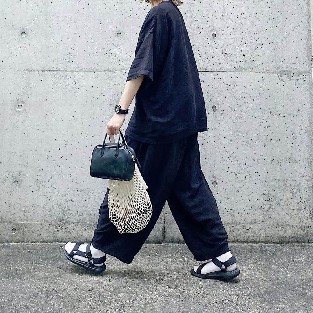ryokoさんのインスタグラム写真 - (ryokoInstagram)「▪︎ . 黒コーデ . . . top #harvesty bottoms #harvesty shoes #teva bag #artsandscience #muji」7月25日 20時57分 - ryo___ka