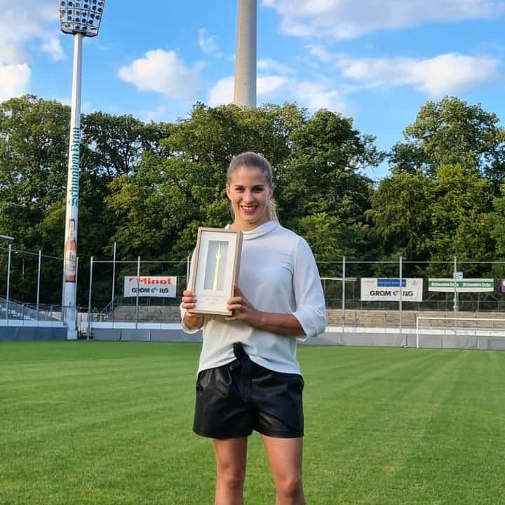エリザベト・ザイツのインスタグラム：「STUTTGARTER SPORTLERIN DES JAHRES 2019!  ich bin super Glücklich zum zweiten Mal hintereinander zur besten Sportlerin Stuttgarts gewählt worden zu sein 😍 Danke an Alle, die mir zu einem so erfolgreichen Jahr 2019 verholfen haben !!! #happy #proud #sportswomanoftheyear #stuttgart #me #eliseitz #nationalteam #gymnastics @mtvstuttgart1843ev @stuttgart2019 @schwaebischerturnerbund」