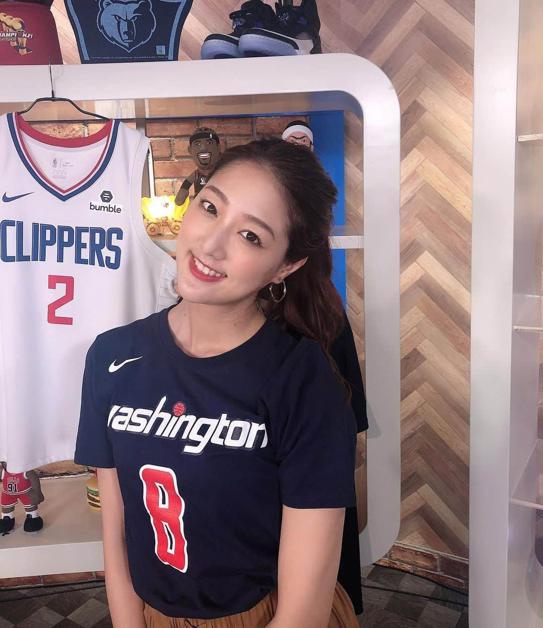 佐々木もよこさんのインスタグラム写真 - (佐々木もよこInstagram)「NBA情報局DAILY9出演回です🙋‍♀️🏀﻿ ﻿ 練習試合３日目‼️﻿ 今朝はグリズリーズvs76ersの試合を観ました😊﻿ エンビードのシュートは本当いつ見てもきれいだなぁ🥺怖いイメージとシュートは真逆w﻿ そしてベンシモンズもスリー決めました❗️﻿ ﻿ ﻿ DAILY9では、八村選手のいるワシントンウィザーズを特集します😆🤚💕💕﻿ ﻿ それから塚本さんには、NBAクリニックでポンプフエィクを習いました❤️﻿ 結構キレのある動きできたと思う…🥺﻿ ﻿ グローバーさん、塚本さんと✨✨﻿ ﻿ ﻿ #NBA#DAILY9#basketball #sport#washingtonwizards #ruihachimura #バスケ#八村塁 選手#ウィザーズ」7月25日 20時51分 - moyoko_atom