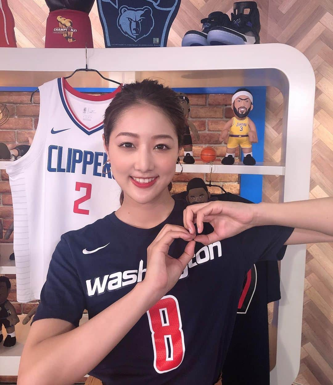 佐々木もよこさんのインスタグラム写真 - (佐々木もよこInstagram)「NBA情報局DAILY9出演回です🙋‍♀️🏀﻿ ﻿ 練習試合３日目‼️﻿ 今朝はグリズリーズvs76ersの試合を観ました😊﻿ エンビードのシュートは本当いつ見てもきれいだなぁ🥺怖いイメージとシュートは真逆w﻿ そしてベンシモンズもスリー決めました❗️﻿ ﻿ ﻿ DAILY9では、八村選手のいるワシントンウィザーズを特集します😆🤚💕💕﻿ ﻿ それから塚本さんには、NBAクリニックでポンプフエィクを習いました❤️﻿ 結構キレのある動きできたと思う…🥺﻿ ﻿ グローバーさん、塚本さんと✨✨﻿ ﻿ ﻿ #NBA#DAILY9#basketball #sport#washingtonwizards #ruihachimura #バスケ#八村塁 選手#ウィザーズ」7月25日 20時51分 - moyoko_atom