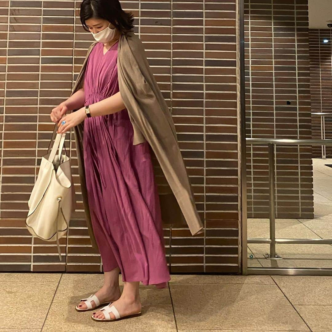 kawakami momokoさんのインスタグラム写真 - (kawakami momokoInstagram)「ニット　@deuxiemeclasse #deuxiemeclasse #ドゥーズィエムクラス  今季 ワンピ　@elendeek #elendeek  今季 バッグ　@jandmdavidson #jandmdavidson #ジェイアンドエムデヴィッドソン  サンダル  @hermes #hermes #エルメス #週明けがおそろしいです」7月25日 20時51分 - momoko.kawakami.29