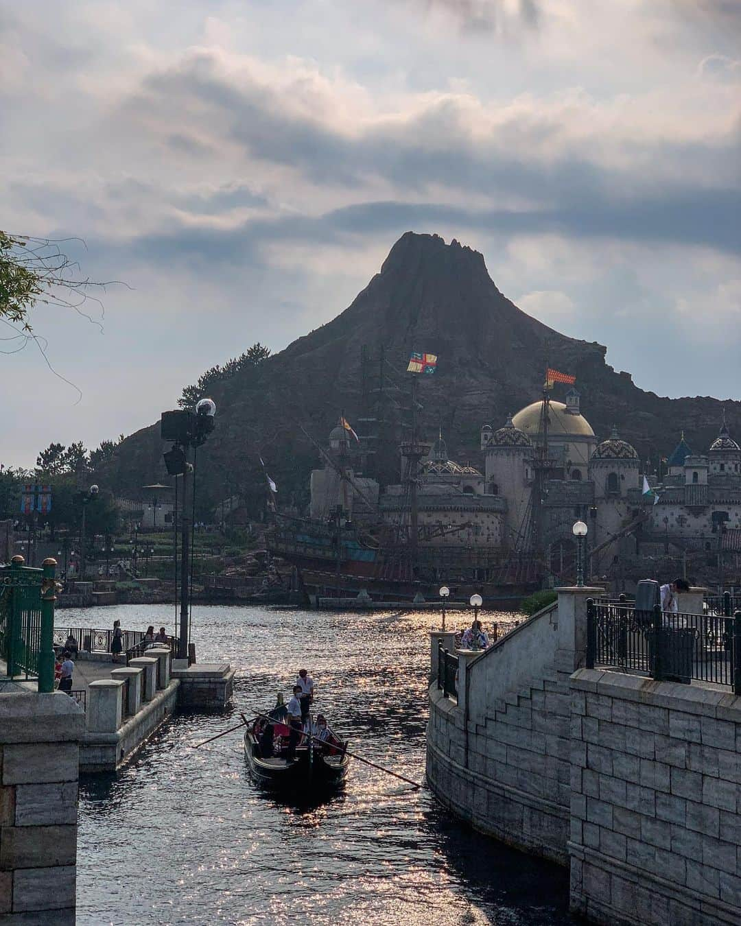 Hatamaさんのインスタグラム写真 - (HatamaInstagram)「＊  ＊  リフレクションも好きだけど、  水面のキラキラも好き✨  #tokyodisneyresort #tokyodisneysea #disneygram #disneylover #disneylove #disneylife #disney #東京ディズニーリゾート #ディズニー #ディズニー好きな人と繋がりたい #ディズニー好きな人と仲良くなりたい #ディズニー女子 #ディズニー散歩 #水面キラキラ #プロメテウス火山 #ヴェネツィアンゴンドラ #夕陽」7月25日 20時52分 - hatama_1118