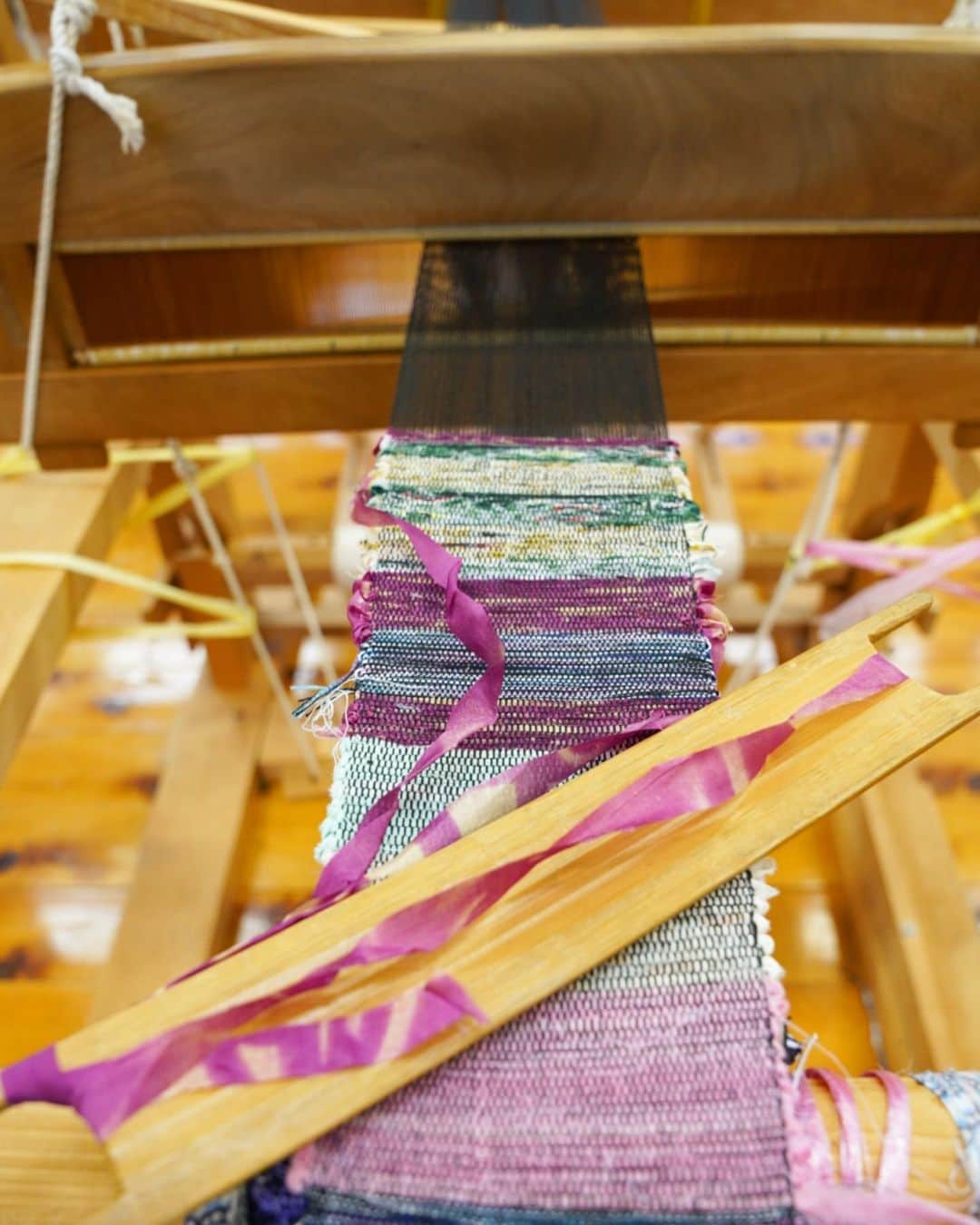 小林希さんのインスタグラム写真 - (小林希Instagram)「❤︎佐渡島の思い出トリップ　2日目❤︎ ﻿ ﻿ 本日は体験ものをご紹介その３！﻿ 佐渡の裂織体験🧵﻿ ﻿ 羽茂にある「ふすべ村」で体験できる﻿ 裂織とは、佐渡の伝統工芸の一つ。 古い歴史があるそうです。﻿ 古着や布を裂いて、それを織ることで﻿ 想像つかないほど色鮮やかな織物ができていく。﻿ とてもエコですよね✨  私も思いつきで選んだ裂糸で織ったら﻿ 思いの外自分好みの柄に仕上がりました。﻿ これは、コースターになります。﻿ ﻿ 島のお土産を自分で作るのって素敵ですよね。﻿ ランチョンマットも作ってみたかったけど﻿ えらい時間がかかりそうだなぁ。うーむ。﻿ いつかまた！﻿😊 ﻿ ﻿ **﻿ （現在、佐渡汽船では抗菌、抗ウイルスコーティングの加工を実施、搭乗前にはサーモグラフィーによる体温検査やマスク着用のお願いなどしているみたいです。いつ渡島するかは、ぜひ慎重にご判断ください🙏）﻿ ﻿ ﻿ #佐渡島#新潟県#sado#佐渡汽船#島旅#国内旅行#離島#トラベル#旅#島が好き #両津#相川#小木﻿#裂織体験 #織物#伝統工芸  ﻿ ﻿」7月25日 20時59分 - nozokoneko