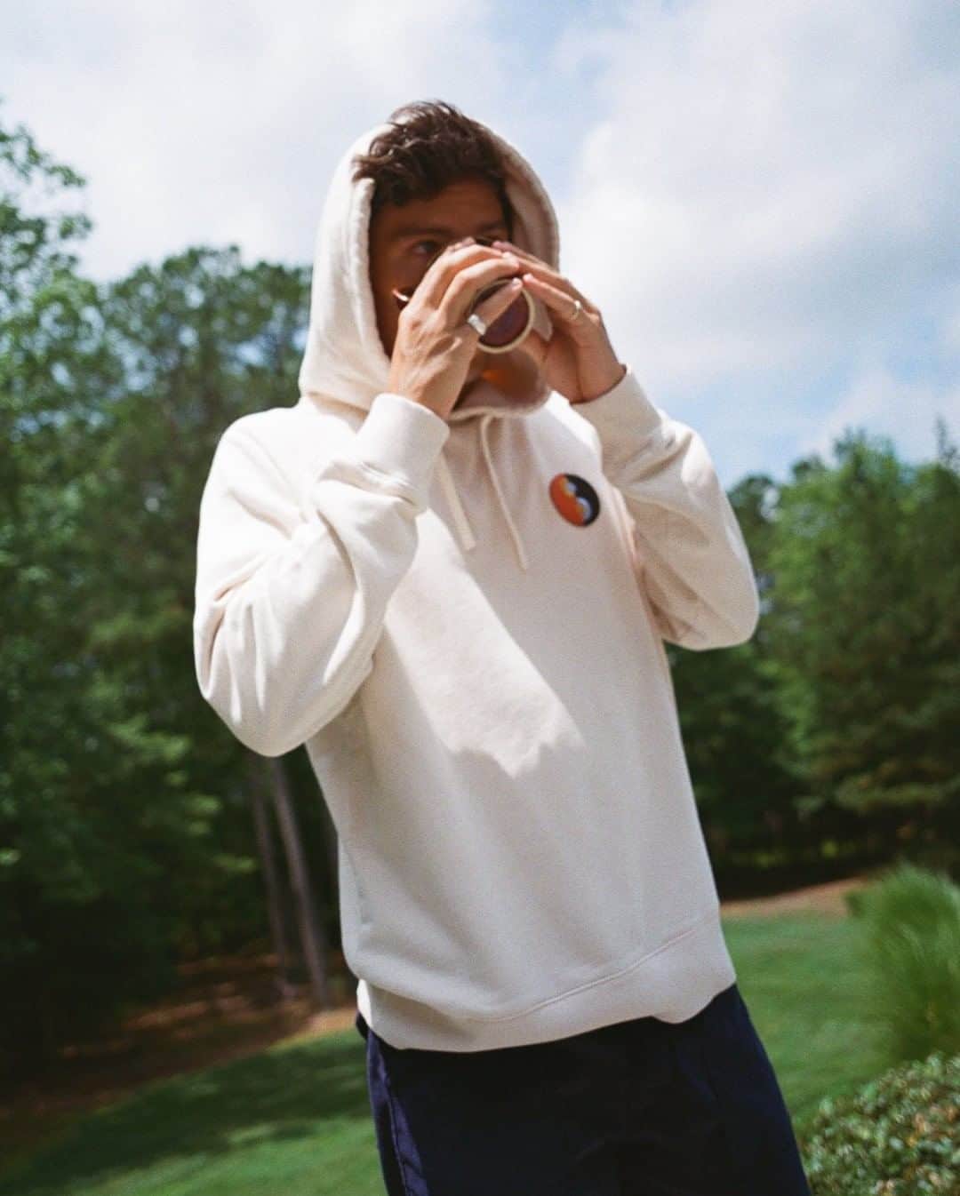 のインスタグラム：「Nothing beats that post-surf coffee ☕  We joined Mr @captainbarto for a day at the beach in Maryland to celebrate the launch of our #MRPORTERGoneSurfin collection. Tap the link in bio to take a look at the collection - including this @saturdaysnyc hoodie.」