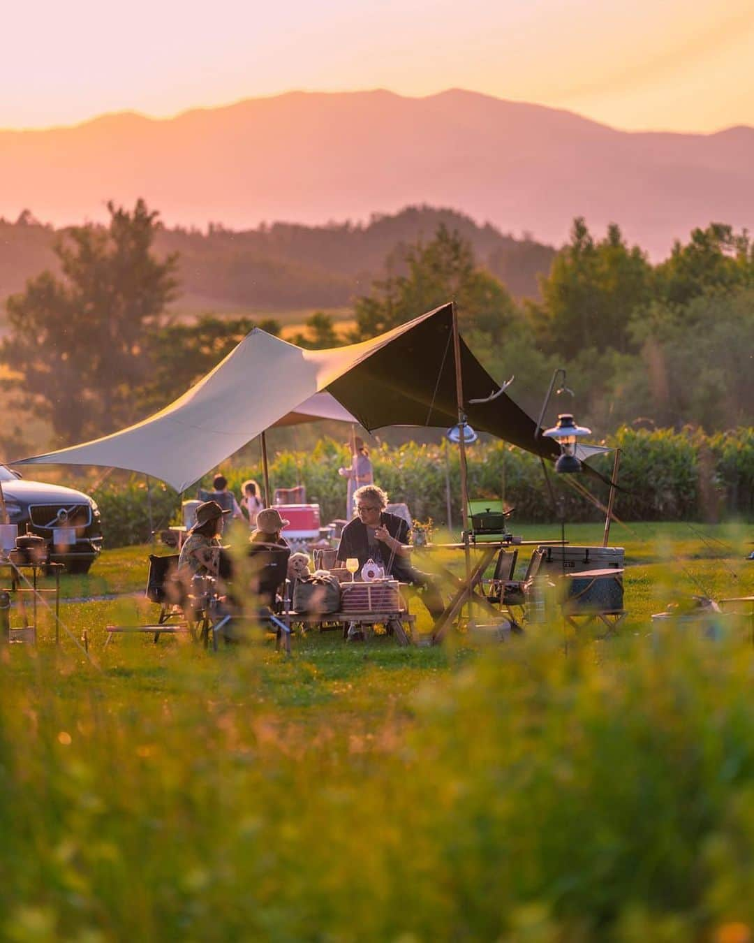 CAMP_HACKさんのインスタグラム写真 - (CAMP_HACKInstagram)「沈みゆく夕陽が何とも美しい、北海道でのキャンプシーン。大切なお友達と眺める絶景、感動もひとしおですね。 . . from CAMP HACK . CAMP HACKであなたのキャンプライフを取材します！ 『#camphack取材』を付けて投稿！ . Photo by @bluecolor0411 さん . #camp #camping #camphack #outdoorlife #outdoor #trip #travel #japan #followme #weekend #travelling #outdoorgirl #family #familytrip #キャンプ #アウトドア #キャンプ道具 #キャンプ初心者 #家族 #外遊び #自然 #キャンプ場 #お出かけ」7月25日 21時01分 - camp_hack