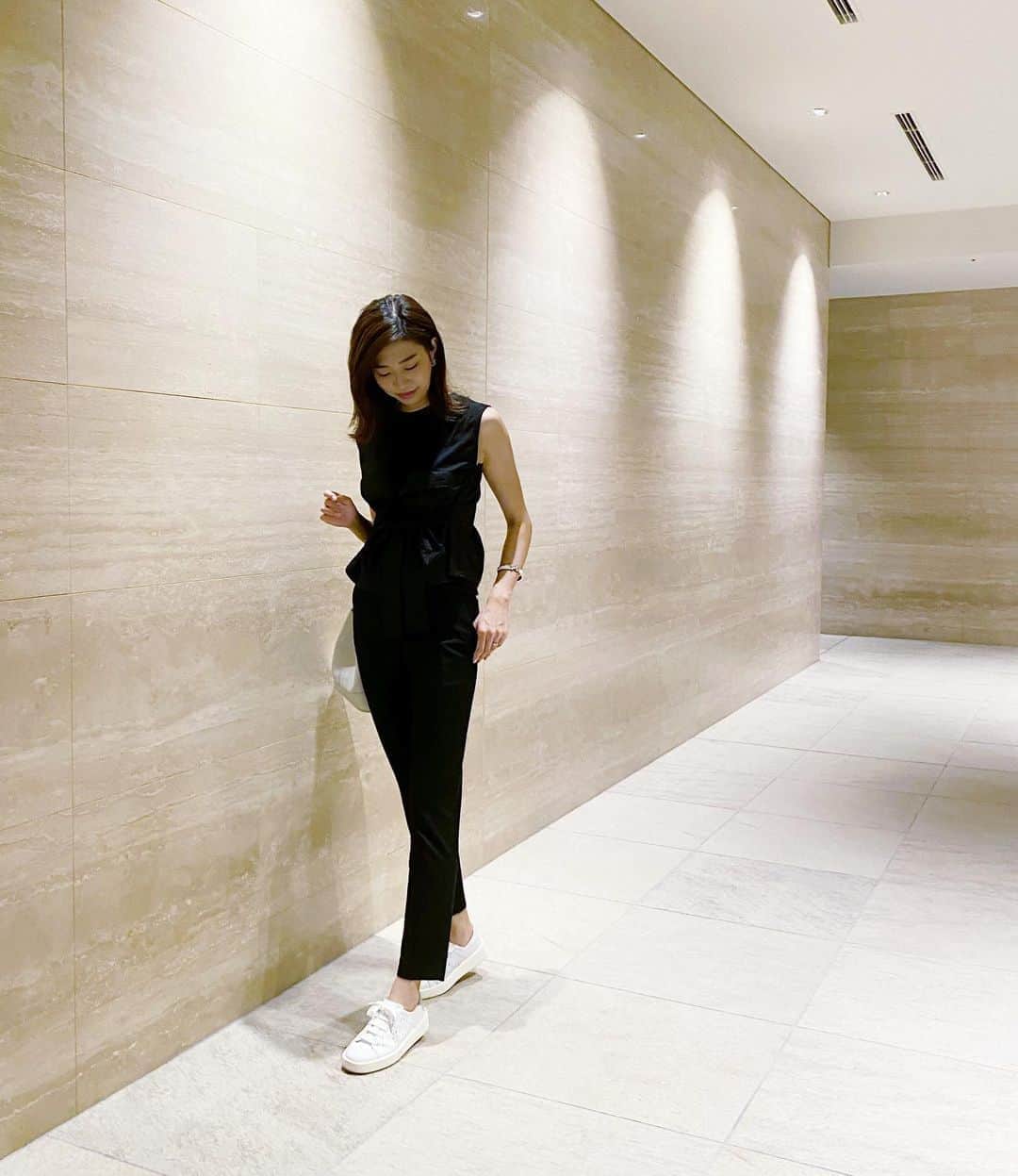 のインスタグラム：「#coordinate ♡﻿ ﻿ ﻿ ﻿ 最近ちょっと肌寒い日が続いたので、足元冷やさないようにスニーカーをチョイス☺︎♡﻿ ﻿ ﻿ ﻿ tops・・#BLACKbymoussy﻿ pants・・#UNIQLO﻿ shoes・・#camperjapan﻿ bag・・#soglia﻿ ﻿ ﻿ ﻿ ﻿ ﻿ ﻿ ﻿ カンペール　@camper_japan で購入したスニーカーは軽くて吸湿性に優れているので本当に履きやすい🥺✨﻿ ﻿ ﻿ ﻿ ﻿ カンペールのロゴをモチーフにしたパンチングが施されていたり、左右でシューズの内側の色が異なっていたり・・﻿ 他にはないデザインがお気に入り🥳﻿ ﻿ ﻿ ﻿ ﻿ ﻿ 秋冬向けに違う色も欲しいなぁ☺︎♡﻿ ﻿ ﻿ ﻿ #camperjapan#campershoes#カンペール#カンペール靴#カンペールツインズ#カンペールシューズ #コーディネート#私服コーデ#黒コーデ#スニーカーコーデ#スニーカー女子#スニーカー#오오티디#데일리룩#패션」
