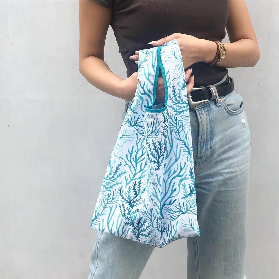 ラレイアのインスタグラム：「🌴 本日最終日！ お買い物マラソンは1:59までです😚✨ ・ 今だけの限定クーポン&限定セールも開催中！ ぜひお得な期間をお見逃しなく😍🧡 ・ ・ ・ そしてポケットインエコバッグご予約殺到中です😊 来週入荷なので、こちらもぜひ要checkですよ🌺🌈 ・ ・ ・ ---La Leia Precious Life(ラレイア)--- @laleia_official ・ 楽天市場店 https://www.rakuten.co.jp/laleia-p-life/ ・ au wowma店 https://wowma.jp/user/52666346 ・ Yahooショッピング店 https://shopping.geocities.jp/laleia-p-life/ ・ ・ #art#hawaii#aloha#surf#beach#laleia#ハワイ#フォトジェニック#インスタ映え#インスタ女子#アロハ#ビーチ#海を感じる雑貨#ラレイア#アート#ビーチガール#サーフスタイル#大人カジュアル#ジェシカミユキ#ギフト#プレゼント#楽天スーパーセール #楽天 #jessicamiyuki #エコバッグ #マイバッグ #海洋プラスチック問題 #環境問題」