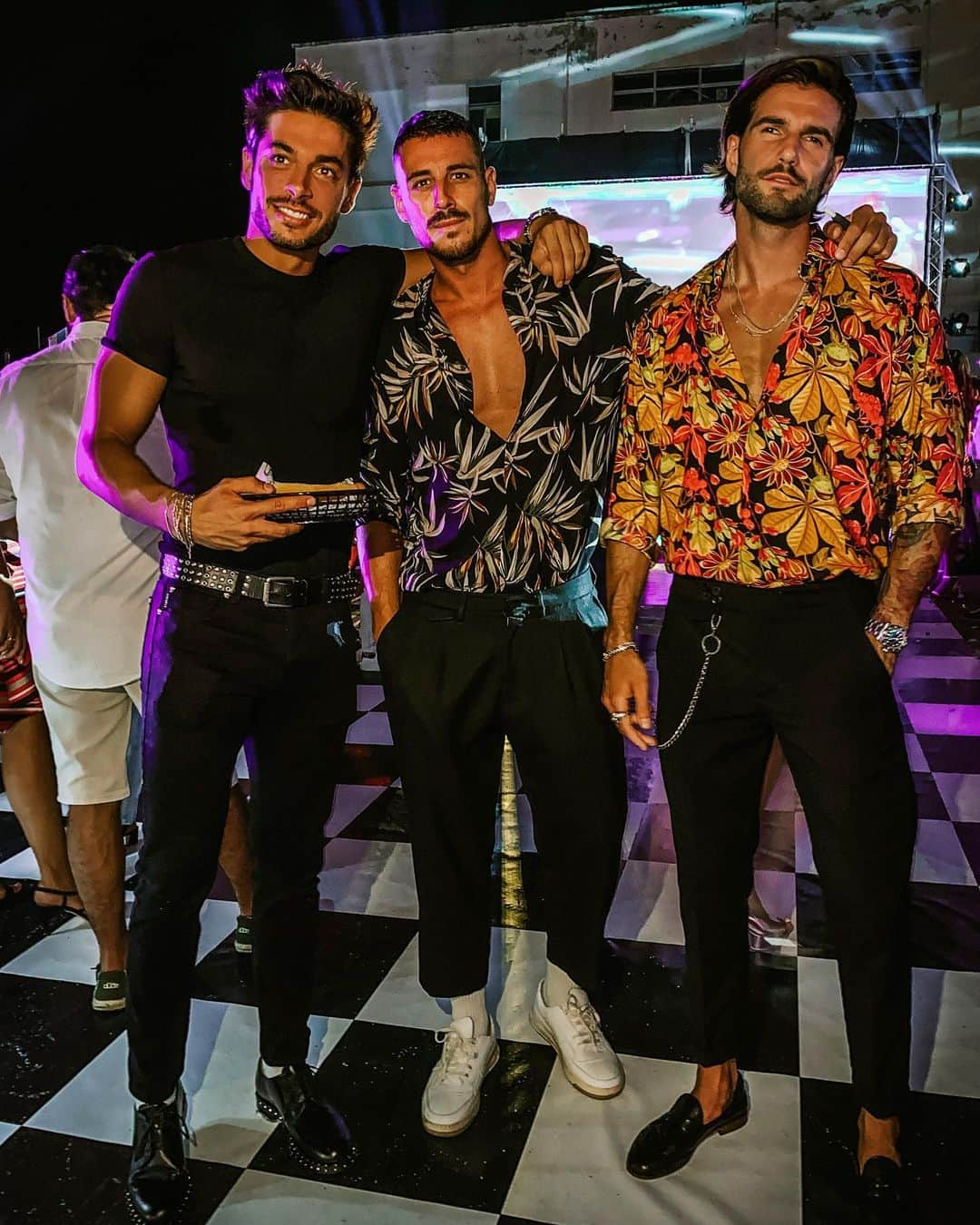 アンドレア・デンバーのインスタグラム：「What a wonderful evening for @teresannabellambriana ‘s birthday with my friends @andreamelchiorre1 & @mattia_marciano 🎉 #teresanna33 #dannyzuko」