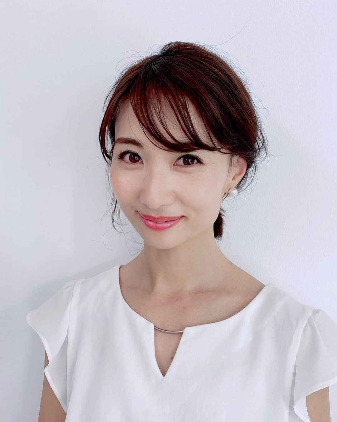 吉田早織のインスタグラム：「・﻿ ひとつに結んだだけでこなれ感👏﻿ ﻿ アレンジは苦手だけどこれなら出来そう✨﻿ ﻿ ﻿ あと、この日付けたリップがとっても可愛くて💄﻿ ﻿ また改めて紹介します☺️﻿ ﻿ ﻿ ﻿ ﻿ ﻿ ﻿ ﻿ #ミディアムボブ #ミディアムヘアアレンジ #ボブアレンジ #ヘアアレンジ #hairstyle」