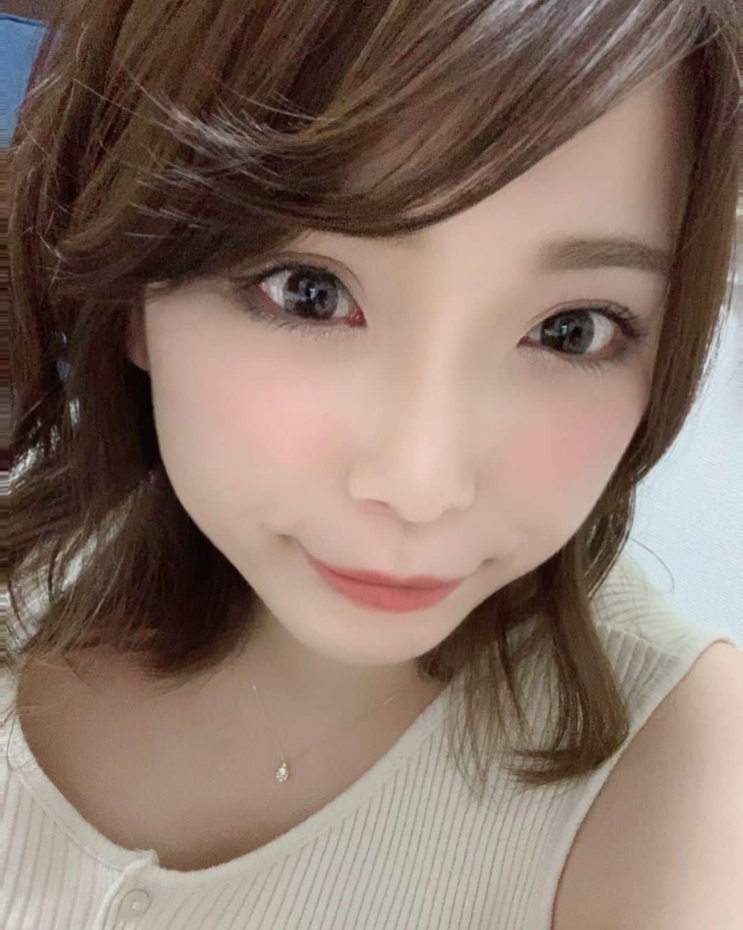 水琴雫のインスタグラム：「今日も出てるよ🌼 たくさん寝たから元気🥰 .  #北海道#札幌#すすきの#バルセロナグループ#フィリア#ニュークラブ#ホステス#キャバ嬢#キャバクラ#f4f#繁華街#夜遊び#新宿#歌舞伎町#名古屋#錦#大阪#北新地#ミナミ#中洲#可愛い#かわいい女の子#Instagram#いいね返し#ヘアメ #STRONGHEARTS#OWE」