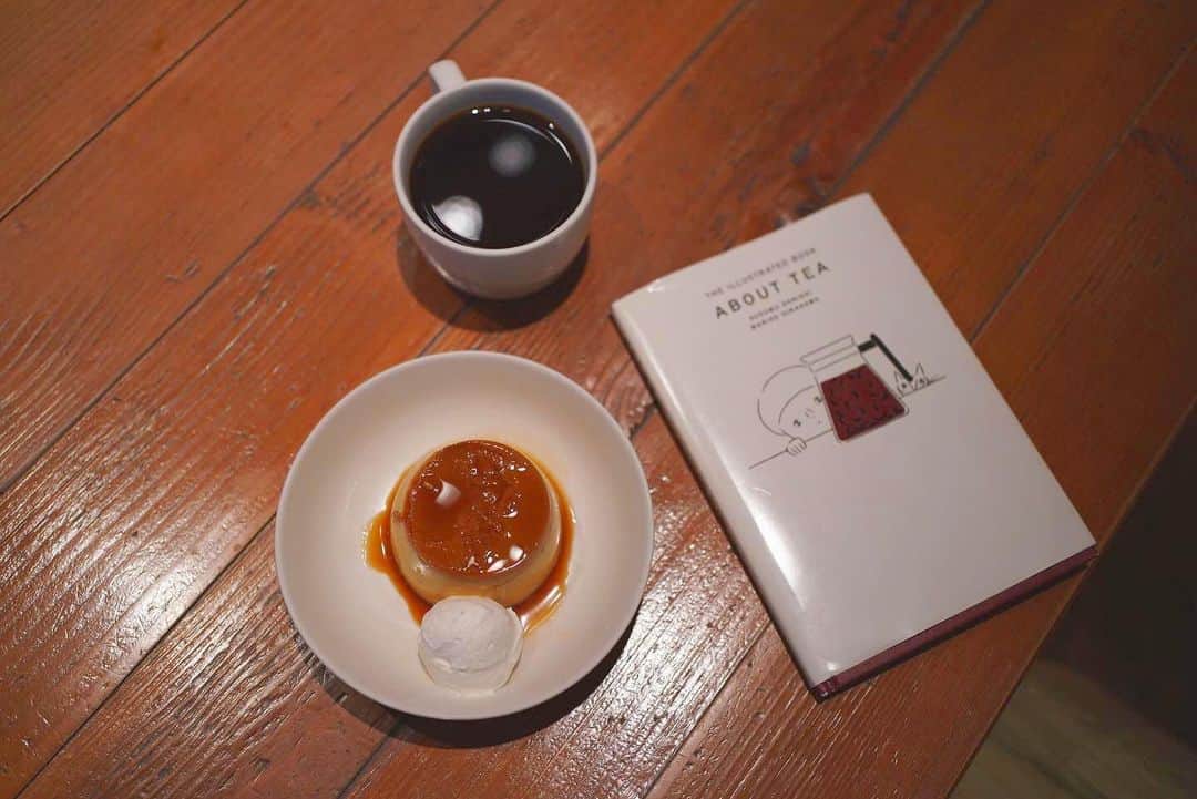 川崎優さんのインスタグラム写真 - (川崎優Instagram)「. . カメラマンさんがとってくれた写真を自分が撮ったかのように載せる。 好きなもの3点セット。 #プリン #本 #コーヒー」7月25日 21時16分 - yuu__noir
