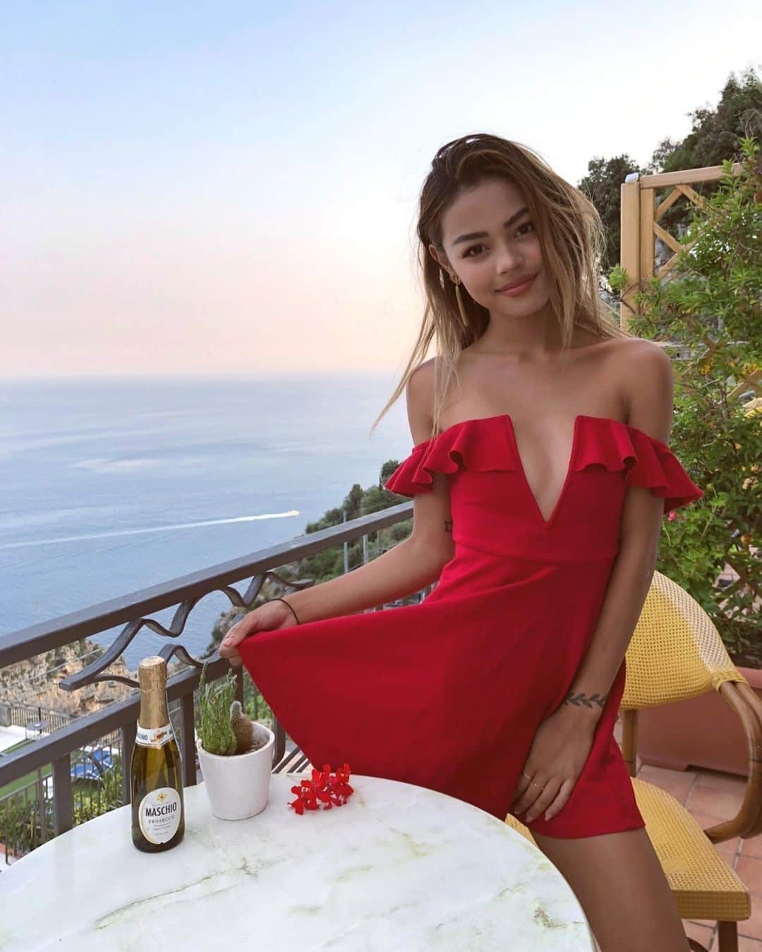 リリーマイマックさんのインスタグラム写真 - (リリーマイマックInstagram)「European summer throwback 2018. I miss my tan, Greece, Amalfi, Capri, the sunsets & the food 🥺」7月25日 21時20分 - lilymaymac