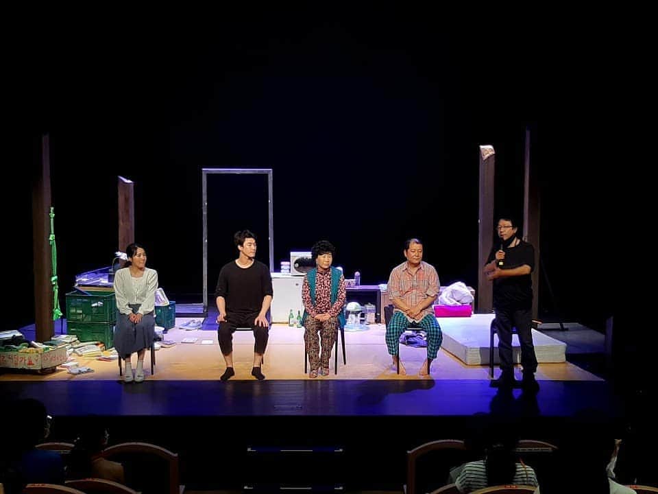 キム・ホチャンのインスタグラム：「. . . #연극해피엔딩   #마산공연 끝!  #관객과의대화!!」