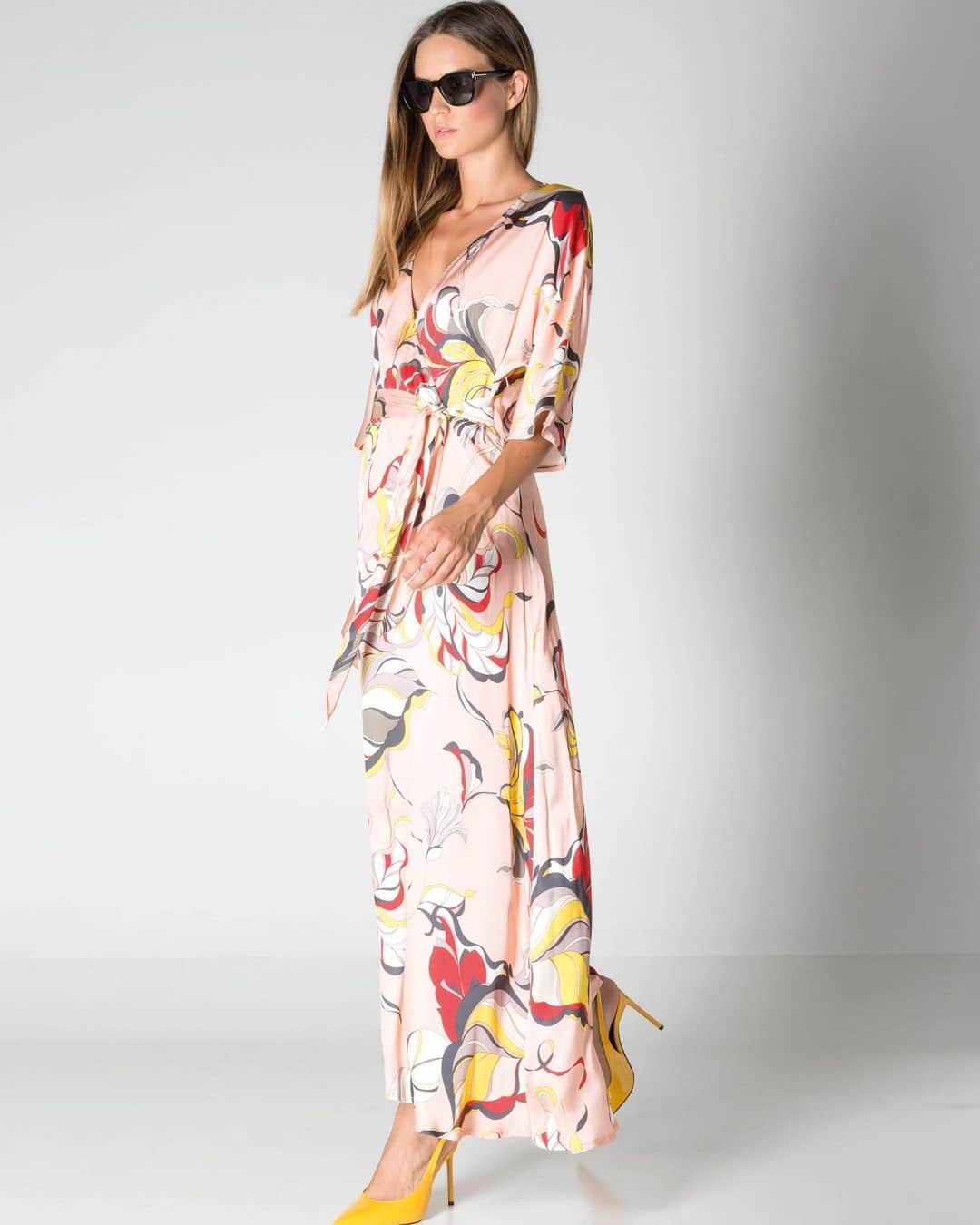 クリスティーナガヴィオリのインスタグラム：「Summer tastes good with a #CristinaGavioli dress. ❤️ Discover more outfits in boutique and online at www.cristinagavioli.it 💖  #cristinagavioli #MadeinItaly #cristinagavioliss20」