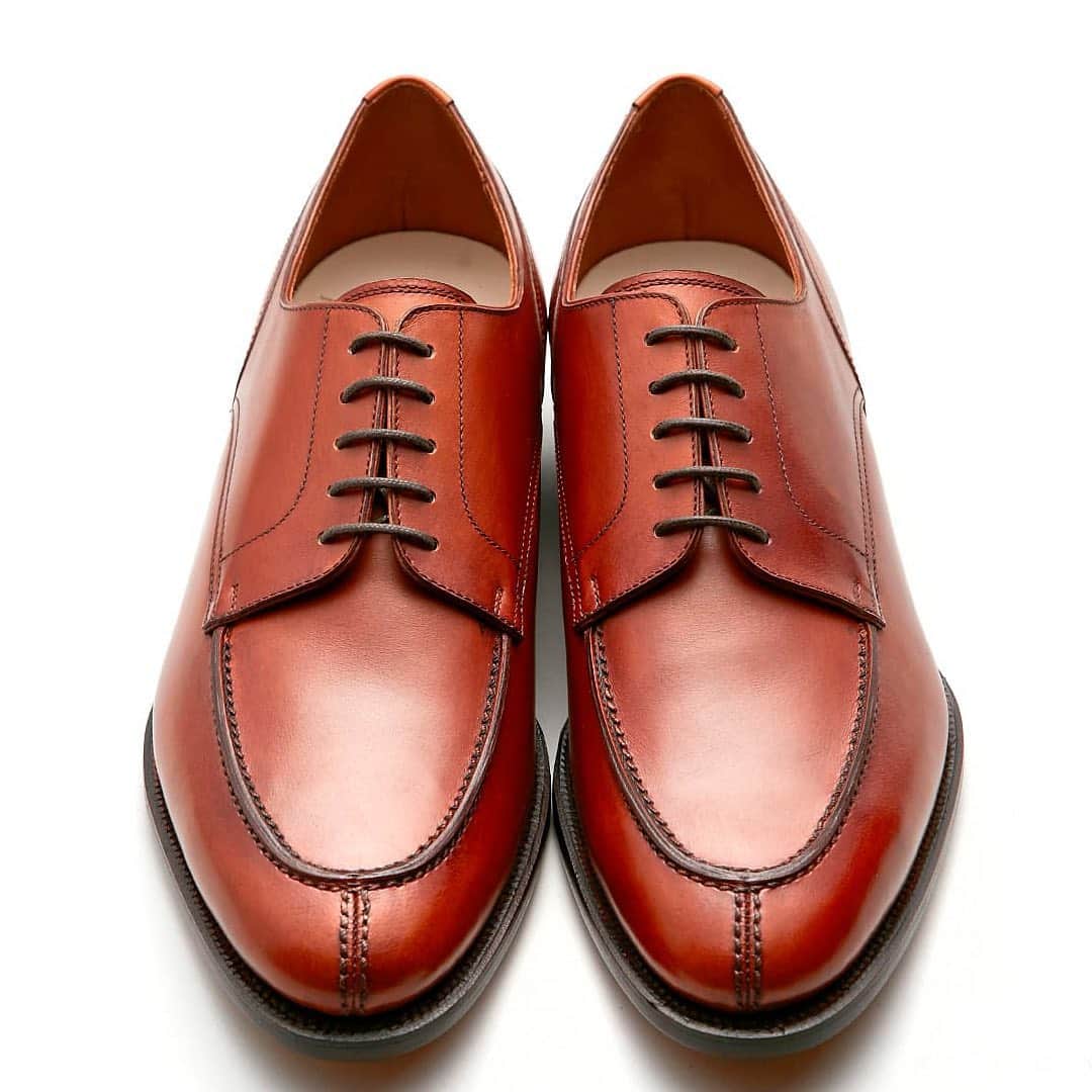ユニオンインペリアルのインスタグラム：「. UNIONIMPERIAL -Goodyear welted- art. U2003 material: Annonay vegano @tanneriedannonay  color: Brown Goodyear welted construction  Last: S60-2E 後方屈曲木型　足なりの新設計 Made in Vietnam  やや細めの足の方におすすめです。 甲をやや低めに、踵を丸く包みこむような形状にすることで足をしっかりホールドするように設計しています。  フランスのアノネイ社の最高級カーフを採用したコストパフォーマンスモデルです。透明感のある艶が特長です。  #unionimperial  #ユニオンインペリアル  #annonayleather  #後方屈曲木型  #後方屈曲木型は足なりに肉付きが中央から内側に寄って踵も内側に屈曲しています  #mensfashion  #mensshoes  #leathersole  #classicshoes  #classicshoe  #goodyearwelted  #革靴  #革靴好きと繋がりたい  #断然革靴派  #革靴倶楽部」