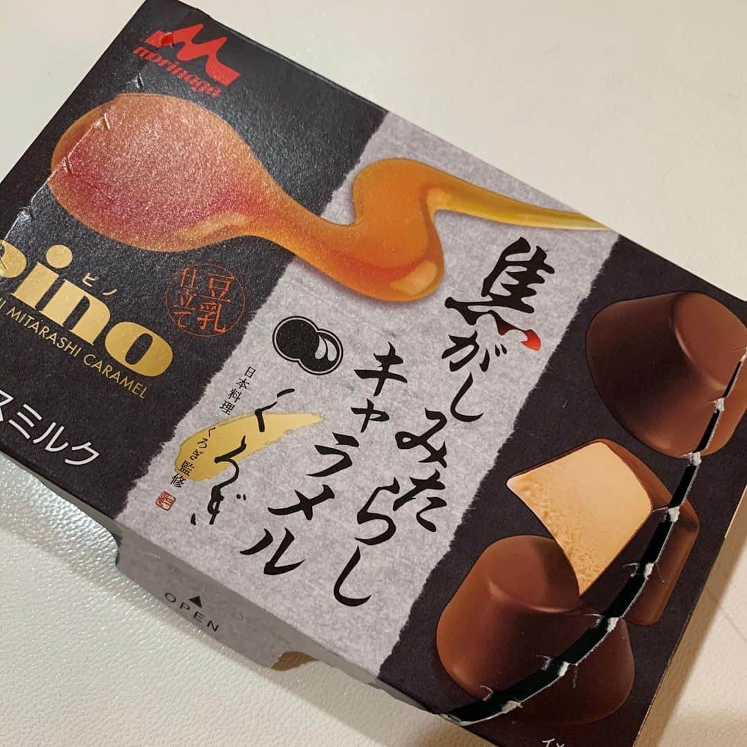 高橋ふみやのインスタグラム：「今日、俺はデザートに #ピノ #pino を食べたんだ！！ 焦がしみたらしキャラメル味。 そして、俺は 四葉のクローバーを引くことに 成功し。 写真を撮った！！！  だが、1つ気がついた。 ｢俺って、pinoの投稿多くね？｣  振り返ってみたら 大体ピノだし、一応 時期によってのコラボデザインだったり 味だったりで どんだけピノ好きなんだよと 思う俺だった。(笑)」