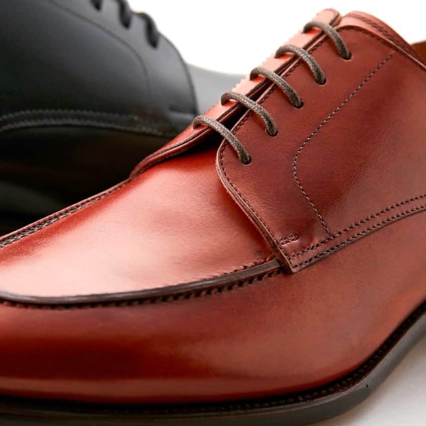 ユニオンインペリアルのインスタグラム：「. UNIONIMPERIAL -Goodyear welted- art. U2003 material: Annonay vegano @tanneriedannonay  color: Brown Goodyear welted construction  Last: S60-2E 後方屈曲木型　足なりの新設計 Made in Vietnam  やや細めの足の方におすすめです。 甲をやや低めに、踵を丸く包みこむような形状にすることで足をしっかりホールドするように設計しています。  フランスのアノネイ社の最高級カーフを採用したコストパフォーマンスモデルです。透明感のある艶が特長です。  #unionimperial  #ユニオンインペリアル  #annonayleather  #後方屈曲木型  #後方屈曲木型は足なりに肉付きが中央から内側に寄って踵も内側に屈曲しています  #mensfashion  #mensshoes  #leathersole  #classicshoes  #classicshoe  #goodyearwelted  #革靴  #革靴好きと繋がりたい  #断然革靴派  #革靴倶楽部」