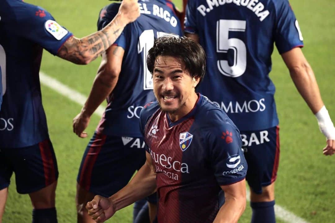 岡崎慎司のインスタグラム：「Lo primero quiero decir que estoy muy contento de poder continuar en la S.D.Huesca una temporada más, hemos conseguido nuestro objetivo gracias al esfuerzo y trabajo realizado día a día por parte de mis compañeros, cuerpo tecnico y directivo y por supuesto de la afición que siempre ha estado con nosotros. Somos un club ambicioso y tenemos nuevos retos que abordar en la próxima temporada,  si trabajamos igual que la pasada temporada y contamos con el apoyo de nuestra afición seguro que lo conseguimos. 来季もウエスカでプレーする事を嬉しく思います。 改めて昨シーズンにチームメイト、スタッフ、クラブ、そしてファンと成し遂げた事は本当に素晴らしい瞬間でした。応援ありがとうございました。最後の瞬間まで諦めず戦った結果だと思っています。 ウエスカというチームで来シーズンも新たな挑戦を出来ること嬉しく思います。 来シーズンも最後までウエスカの諦めない戦いを続けてウエスカの歴史を作れるよう全力を尽くしたいと思います。 来シーズンも応援よろしくお願いします❤️💙 #nevergiveup」