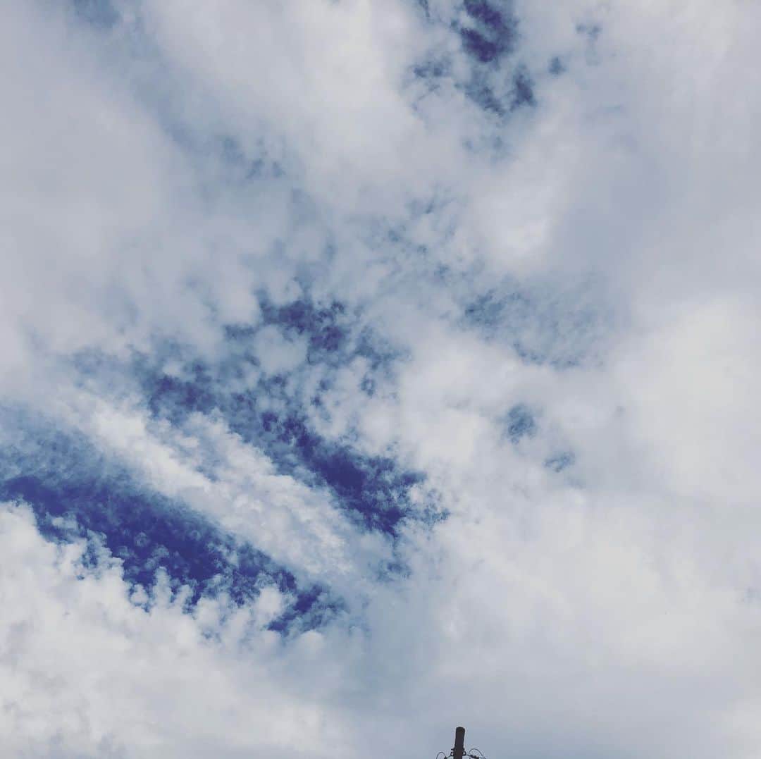 おーせさんのインスタグラム写真 - (おーせInstagram)「大雨の曇り空とわずかな青空と♡  今日も不思議な天気だったな☔️」7月25日 21時40分 - oosedon