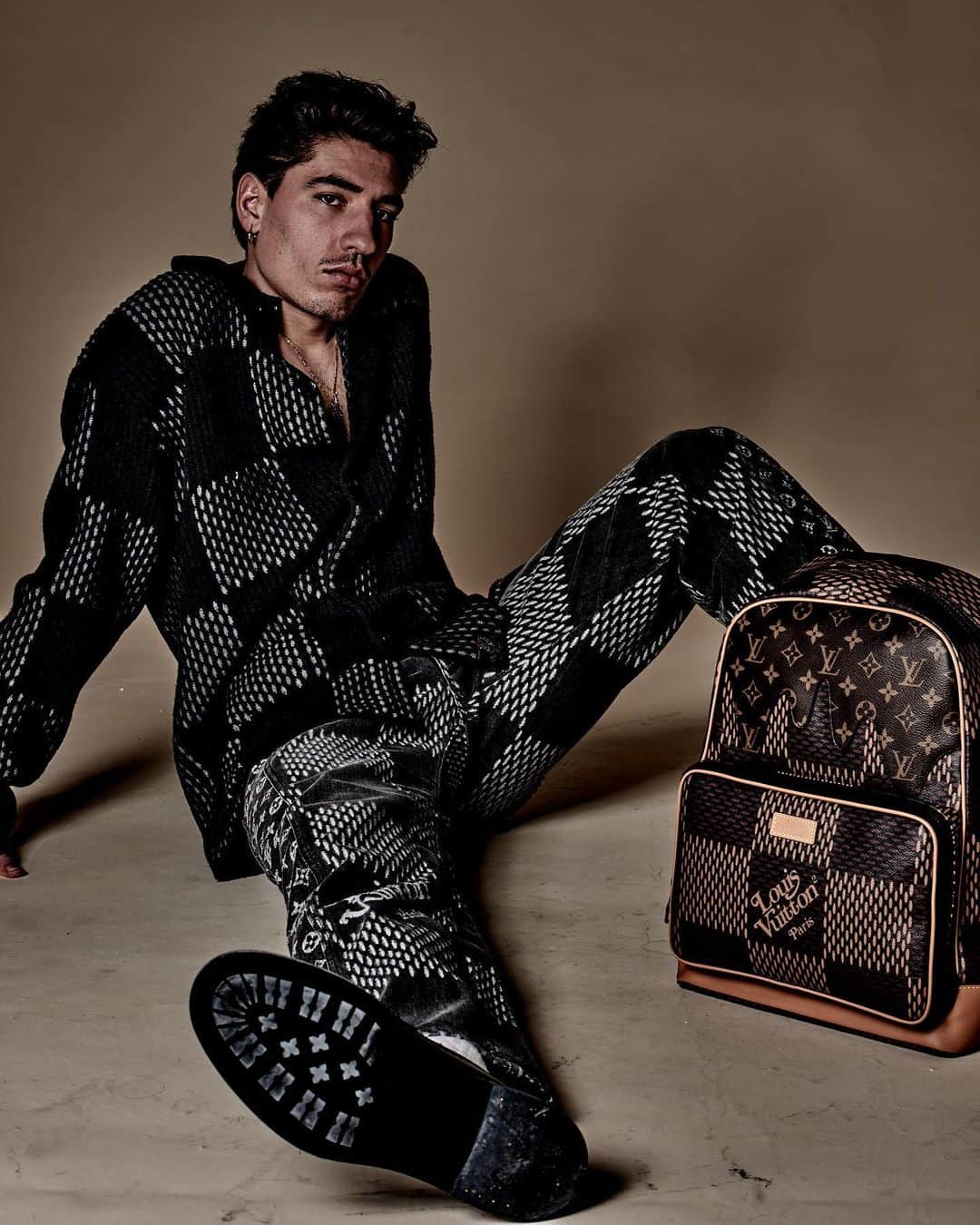 エクトル・ベジェリンのインスタグラム：「📷 @louisvuitton」