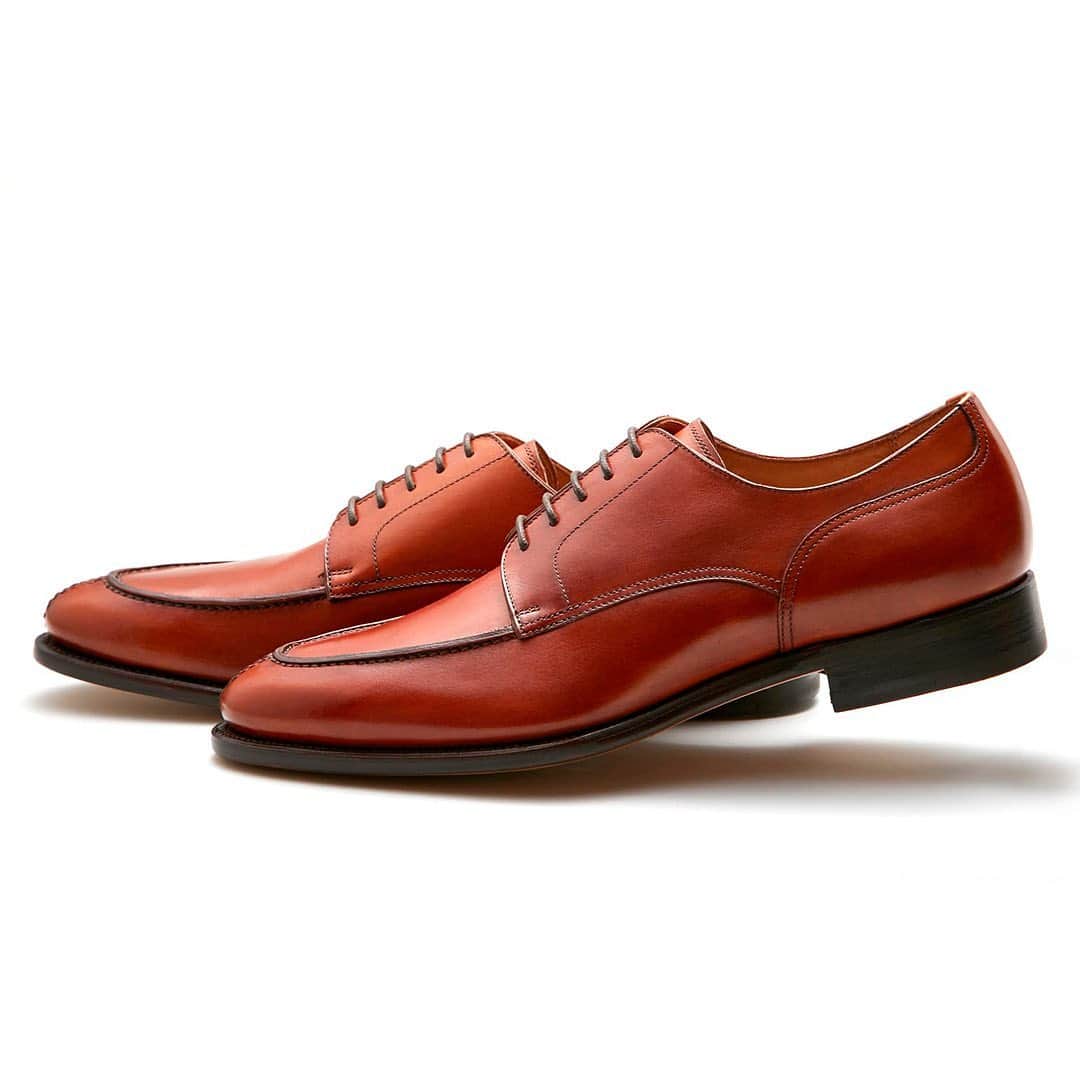 ユニオンインペリアルのインスタグラム：「. UNIONIMPERIAL -Goodyear welted- art. U2003 material: Annonay vegano @tanneriedannonay  color: Brown Goodyear welted construction  Last: S60-2E 後方屈曲木型　足なりの新設計 Made in Vietnam  やや細めの足の方におすすめです。 甲をやや低めに、踵を丸く包みこむような形状にすることで足をしっかりホールドするように設計しています。  フランスのアノネイ社の最高級カーフを採用したコストパフォーマンスモデルです。透明感のある艶が特長です。  #unionimperial  #ユニオンインペリアル  #annonayleather  #後方屈曲木型  #後方屈曲木型は足なりに肉付きが中央から内側に寄って踵も内側に屈曲しています  #mensfashion  #mensshoes  #leathersole  #classicshoes  #classicshoe  #goodyearwelted  #革靴  #革靴好きと繋がりたい  #断然革靴派  #革靴倶楽部」
