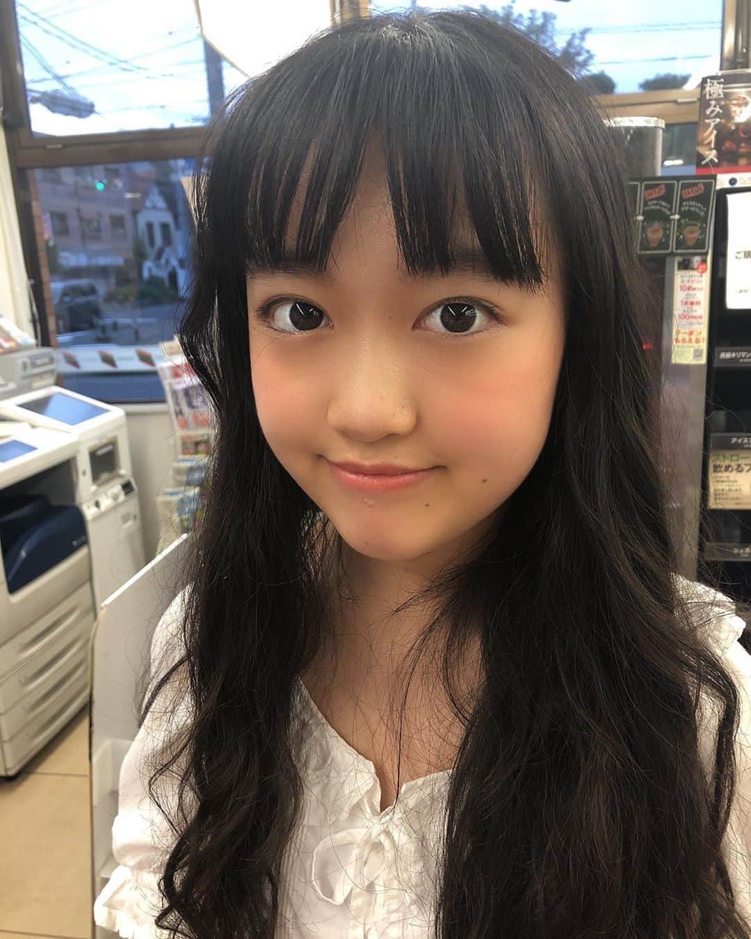 高梨ねねさんのインスタグラム写真 - (高梨ねねInstagram)「事務所のプロフィール写真を変えたので メイクさんにメイクしてもらいました🌸 ナチュラルメイクなんだけど やっぱり自分でするのとぜんぜん違います😍 なぜかコンビニにて😂 ❤︎ ❤︎ #高梨ねね #プラチナムプロダクション #タレント #アイドル #モデル #シブサン #シブサンプロジェクト #shibu3project #kawaii #instagood #いいね返し #コメント返し #cute」7月25日 21時34分 - nene_takanashi