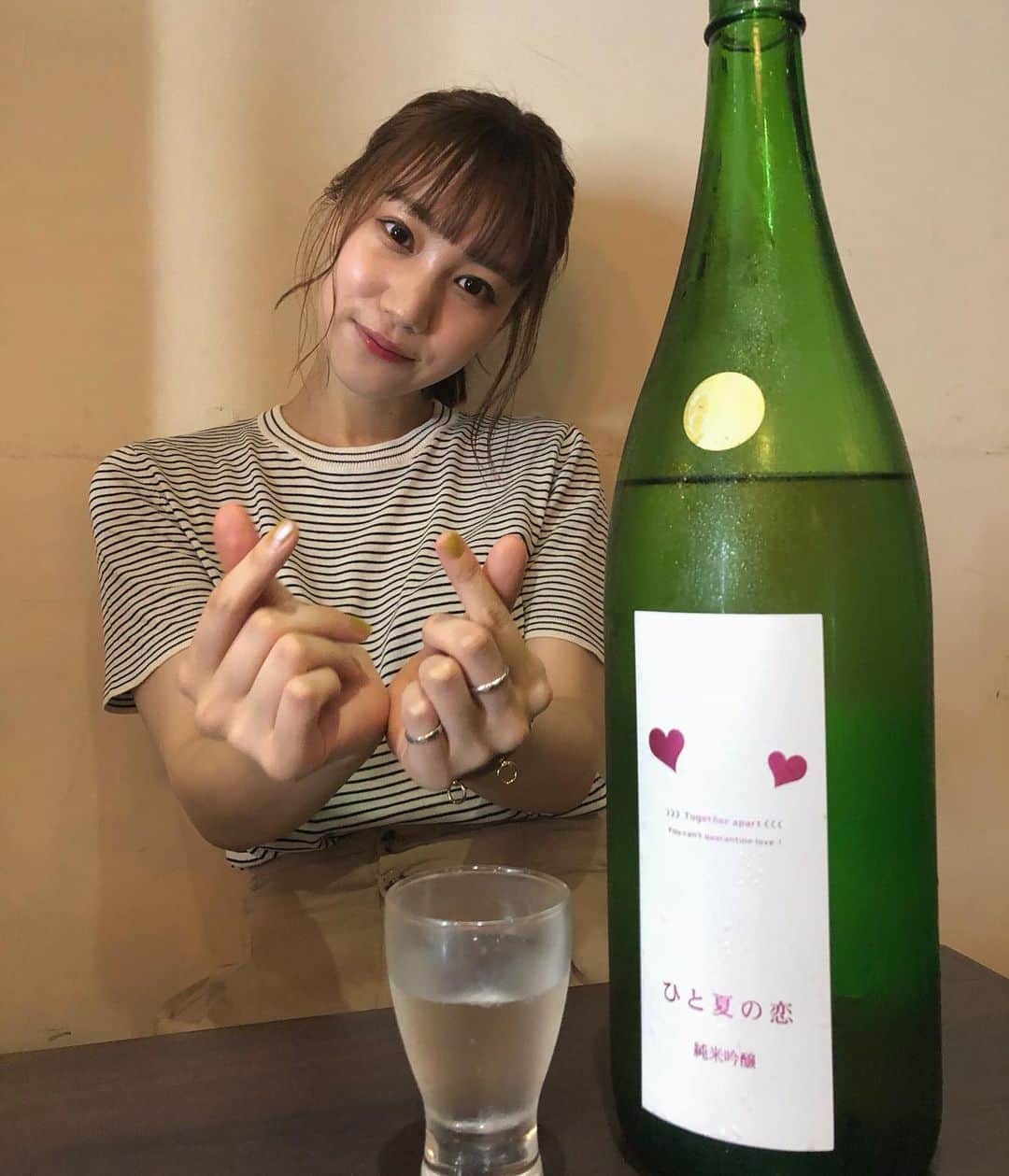 高野祐衣さんのインスタグラム写真 - (高野祐衣Instagram)「ハートがソーシャルディスタンスしてる❤︎ ❤︎﻿ ﻿ ﻿ このお酒にひと夏の恋してください。の﻿ ひと夏の恋なんだそう✨﻿ 最初見たとき、チャラい日本酒〜！って﻿ 思ったけど違った☺︎（笑）﻿ ﻿ ﻿ 味は、ラベルとはギャップがあって﻿ 甘さはひかえめて爽やか。﻿ 苦味とアルコール感強めのお酒でした🍶﻿ ﻿ ﻿ ﻿ ﻿ #日本酒 #日本酒女子﻿ #あたごのまつ #ひと夏の恋﻿ #宮城県 #新澤醸造 #純米吟醸 ﻿ #sake #japanesesake﻿ #ゆいぽんしゅ」7月25日 21時34分 - yuipooon12_06
