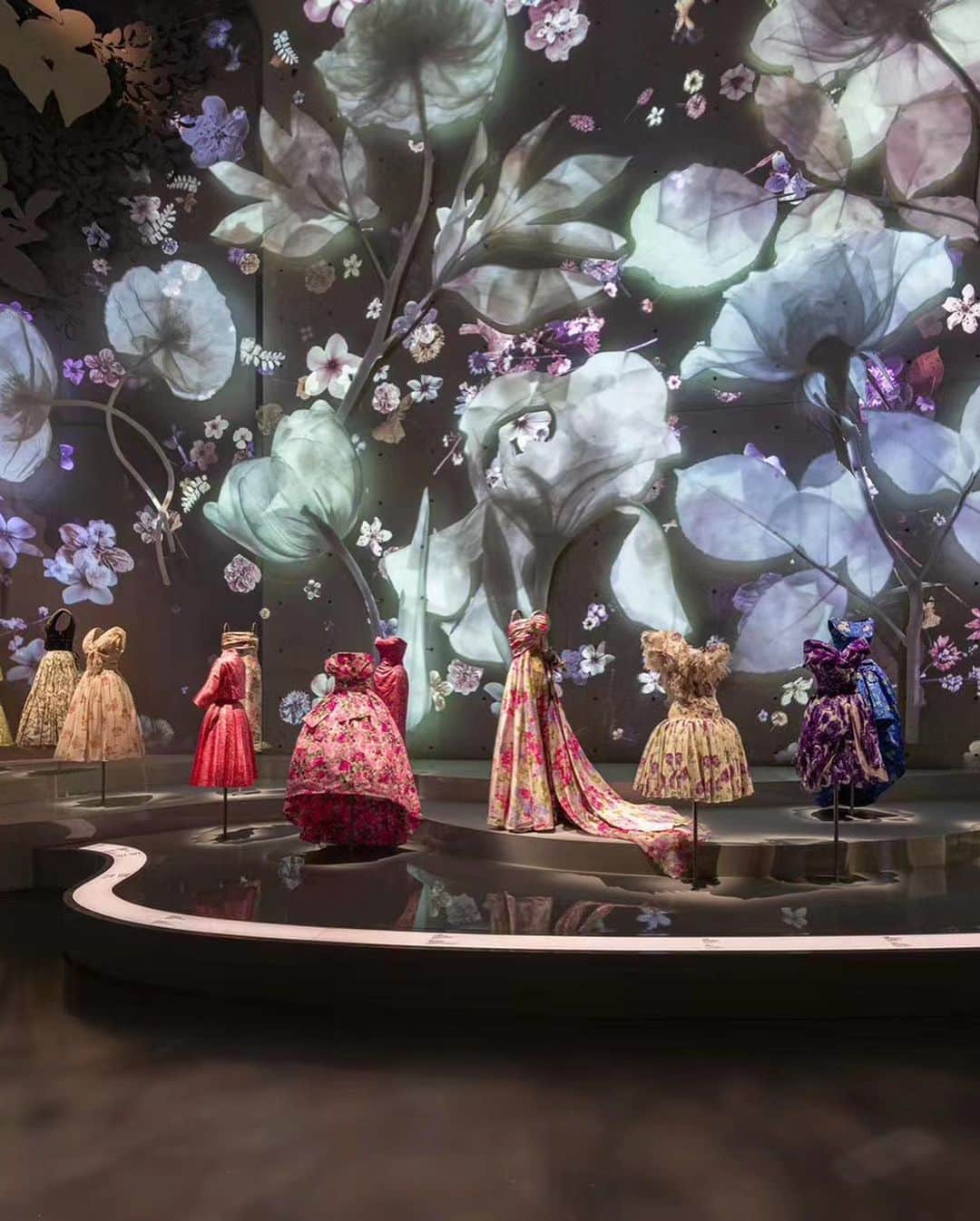 スイ・ヒーさんのインスタグラム写真 - (スイ・ヒーInstagram)「Magnificent Dior Exhibition Opening in Shanghai. 🧚🏻#christiandiordesignerofdreams」7月25日 21時36分 - hesui923