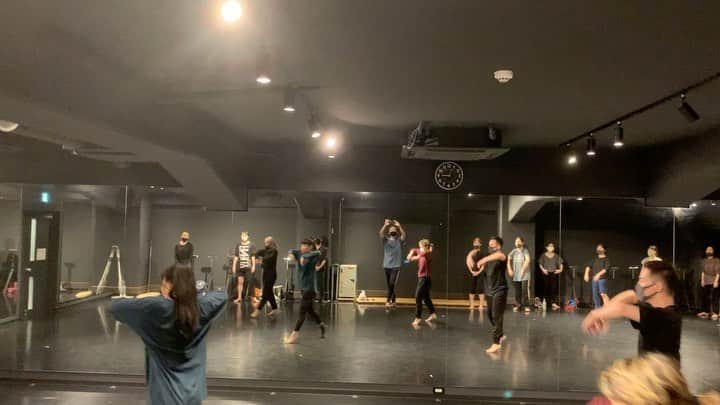 黒須洋壬のインスタグラム：「黒須洋嗣 JAZZ CLASS(sub) 2020.July.25th @danceworks_jpn  @xross  #falseconfidence  #noahkahan  #mask #dance #jazzdance #tokyo  #japan」