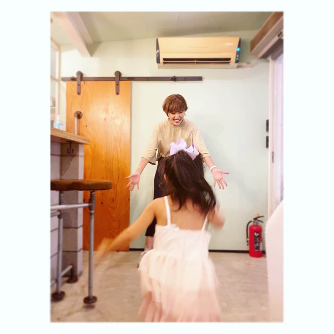 廣瀬規子のインスタグラム：「なんか、、、やっぱり貴女は 私の宝物なんだなぁって。 この写真の自分の表情を見て、 改めて気付かされた〜。 ・ ・ @takuma_iwasaki が作ったTシャツ。むちゃお気に入り😊 ・ ・ ・ #3歳女の子 #女の子ママ #私の宝物 #me #skirt #madisonblue  #shoes #pierrehardy  #daughter  #ribbon #thehany #dress #hmkids」