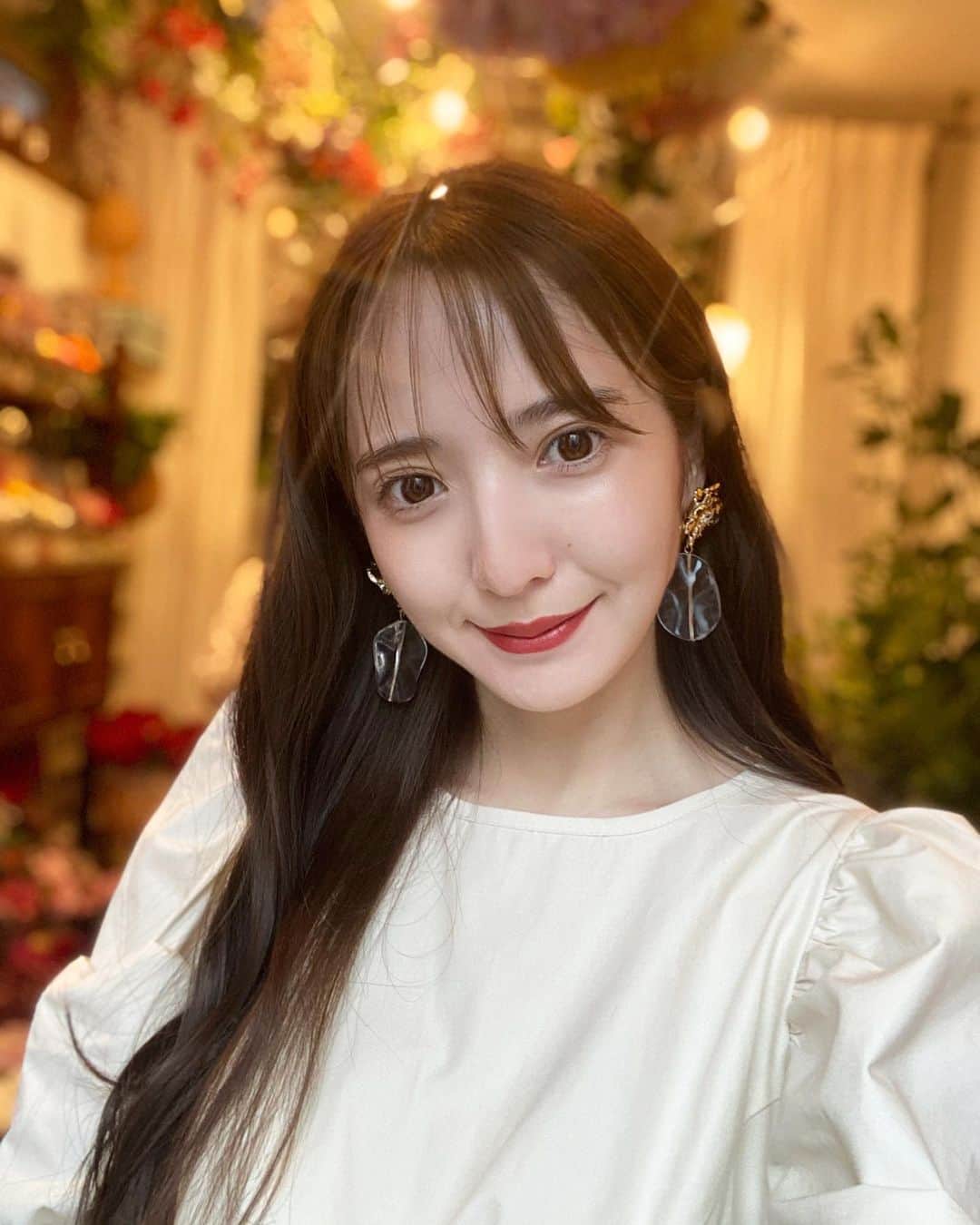 平木愛美のインスタグラム：「ハッピーな休日。💞🕊🧡  ちっちゃい頃から季節ごとにお花を家族で観におでかけしたり…花がなんだかずっと好きなのですが🌻 #アーティフィシャルフラワー というのが気になって、、、 色々とリサーチし本日はひとりで代官山でお花のワークショップを体験してきたよ💛  動画もまわしながらさせてもらったので、いつか…YouTubeお楽しみにです💓 その時に作品？またアップしますね💐  ちなみにきのうは大好きさんたちがうちに遊びにきてくれて、テイクアウトlunchしたり、🍿つくりながらディズニー映画観たり。💕🧜‍♀️ ご近所の好きなアクセサリーブランド事務所さんだけ訪れてピアスをお買い物したり。 そして昨夜はそのままお泊まりしてってくれて🌜深夜までトークとまらず🤭 たのしかったなー🤍🤍」