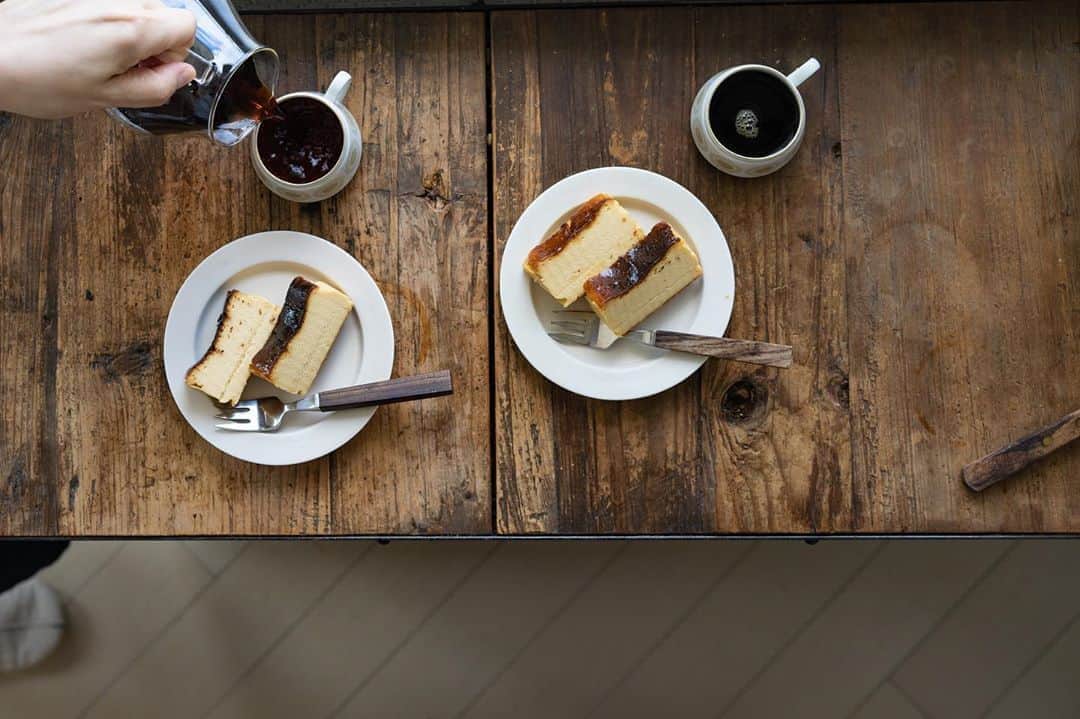 cafe_no_maのインスタグラム：「Home-made cheesecakes . チーズケーキはたいてい冷凍庫で寝かせます。 ちょっと凍っているぐらいが口当たりがひんやり冷たくておいしい。 #coffee #coffeetime #うちカフェ　#cafenoma @cafenoma.style」