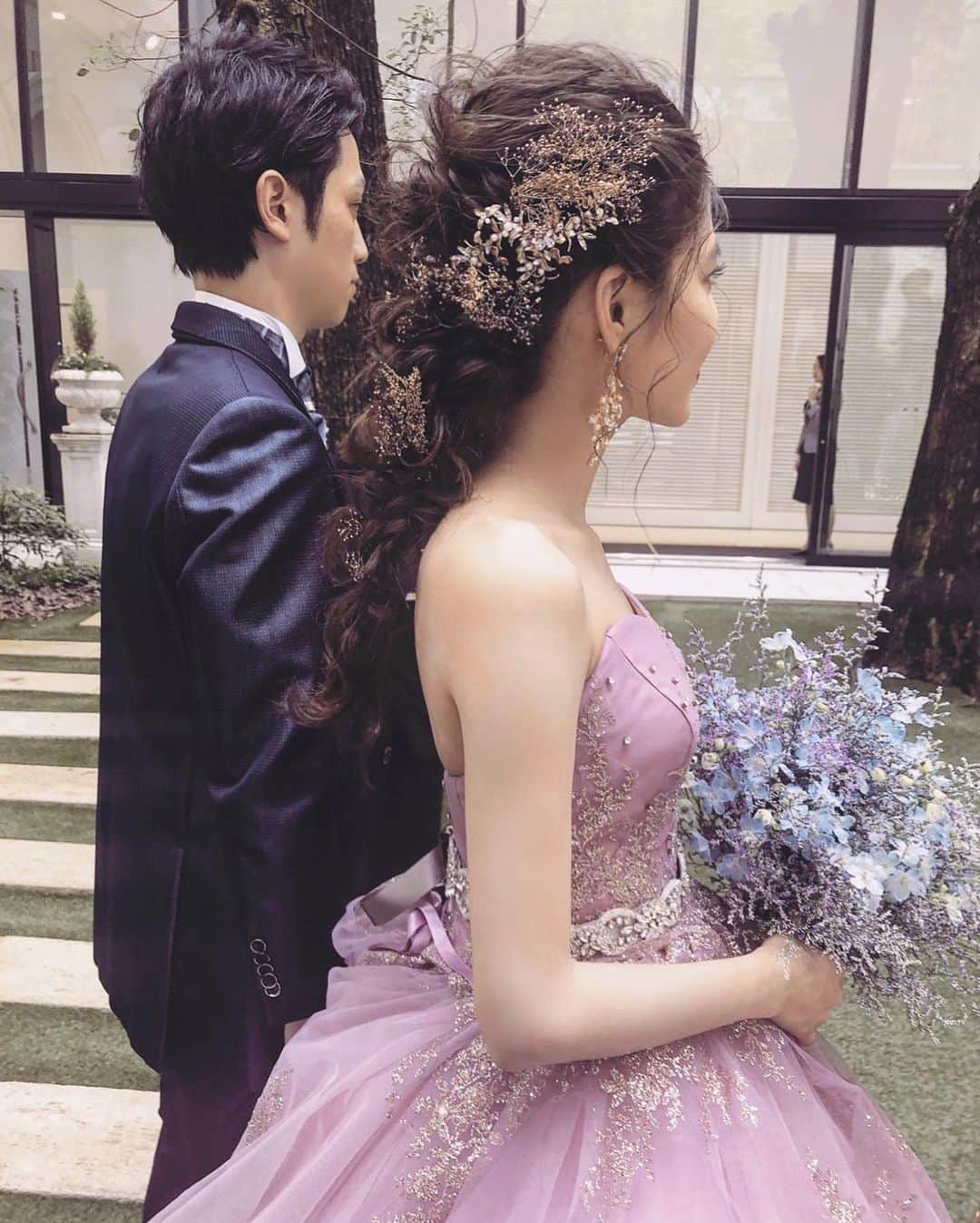 畑有里紗さんのインスタグラム写真 - (畑有里紗Instagram)「👗💍  hair @chi_bi_mana  make @haru_1111  hair accessory @thetimelesslove  earring @elizabethbowerofficial  bouquet @n.okada_flower   .  #ありーとしょーちゃんwd  @sho_arii.wedding  #卒花嫁#結婚式#卒花嫁レポ#関西挙式#結婚式本番#ゲストハウス#挙式#プレ花嫁#挙式レポ#アルカンシエルluxemariage大阪#カラードレス#お色直し#ウェディングドレス#ウェディングブーケ」7月25日 21時43分 - arii_m36