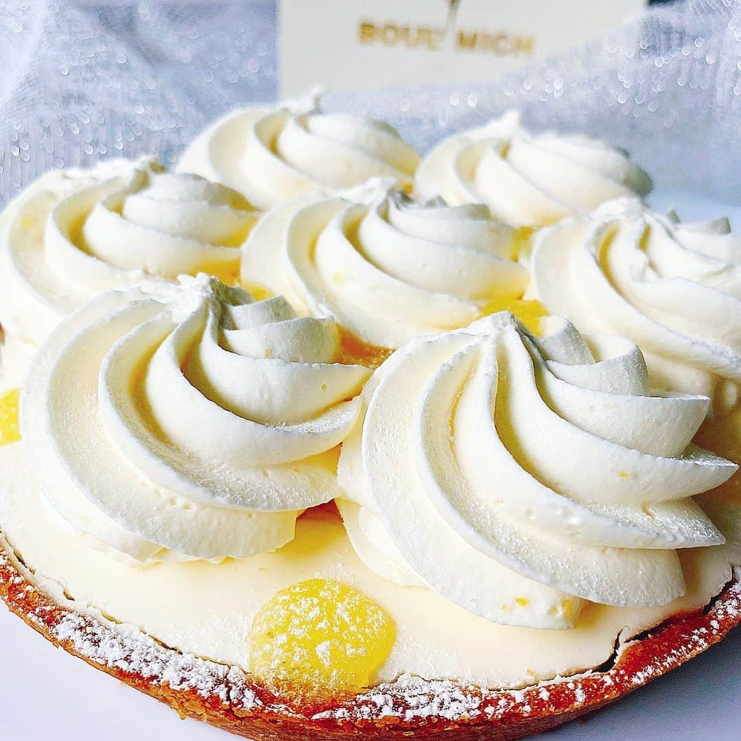 里井真由美さんのインスタグラム写真 - (里井真由美Instagram)「#lemmon #cheesecake #cheesetart  🍋オンライン限定❗️「瀬戸内レモンのくちどけチーズタルト」でございます〜🍋💛 ・ ・ 🌼🍋パーッとレモンの花が咲いたみたいな💛😆💛  ・ ・ →断面)ベースはサクサクのタルト→なめらかなチーズクリーム生地の上に→瀬戸内レモンの果汁ソースと外皮が使われていて風味豊か〜💛💛 ・ ・ フランス産のクリームチーズがすごく口溶け良いです。そこに瀬戸内レモンソース。相性良くて爽やかさが良い感じなの〜🍋💛むふふ ・ ・ 「ブールミッシュ銀座」さんのオンライン限定メニュー❗️なので、自分ご褒美やギフトにもぴったり♡私はお友達からギフトで頂きました〜おおきにです🙇‍♀️✨💛🍋🍋🍋 @boulmich_official  ・ ・ 冷凍で届きます。冷蔵庫でゆっくり解凍させるのがおすすめ。おうちスイーツ時間が楽しくなりますよ🍋💛🍋💛 ぜひぜひ🍋💛🍋 ・ ・ #お取り寄せスイーツ#お取り寄せグルメ#里井真由美#楽天ROOM#room#rakuten_room#rakuten#deliveryfoods #フードジャーナリスト里井真由美#チーズケーキ #チーズタルト#モンブラン#モンブランの世界 #japan#Gâteauauxmarrons#零食#さといいね#デパ地下スイーツ#ありが糖運動#まゆログ #ブールミッシュ #ブールミッシュ銀座本店　#瀬戸内レモンのくちどけチーズタルト」7月25日 21時44分 - mayumi.satoi