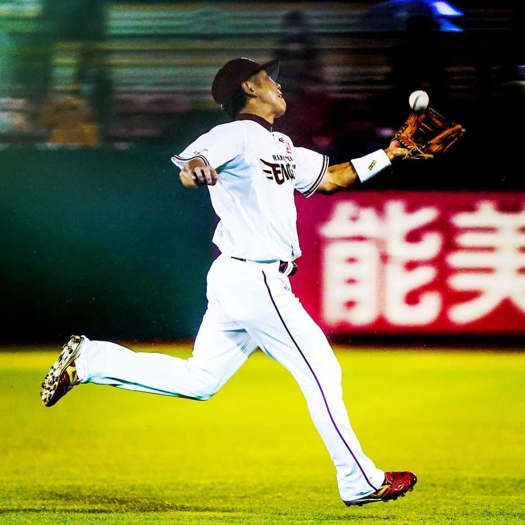 東北楽天ゴールデンイーグルスさんのインスタグラム写真 - (東北楽天ゴールデンイーグルスInstagram)「⚾️ ⚾️E 3-6 B⚾️ 9回に勝ち越しを許して敗れてしまい 引き分けをはさんで今季初の4連敗。 1点ビハインドの2回に内田選手が3号2ラン‼️‼️ 先発の塩見選手は2回以降ナイスピッチで6回1失点👍🏼 逆転を許した7回に銀次選手が同点の犠牲フライ💥 8回の大ピンチでは藤田選手が背面キャッチと 素早いスローイングで勝ち越しを許さず✨✨✨ #rakuteneagles #NOWorNEVERいまこそ #日本一の東北へ  #内田靖人  #塩見貴洋  #銀次  #藤田一也  #写真もイープレで」7月25日 21時44分 - rakuten_eagles