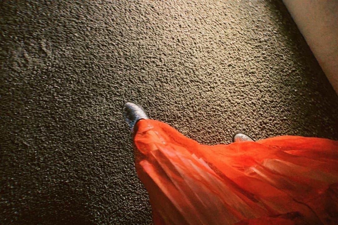 足立佳奈のインスタグラム：「わくわくしてるけど、 どきどきして。 なんだかそんな夜です。 #毎日が幸せに思えるのはみんながいてくれるから」