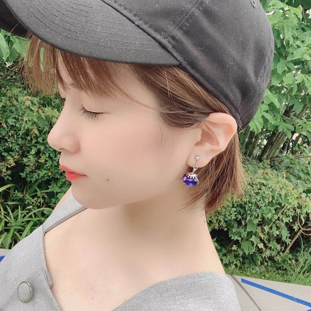 のインスタグラム：「.. ..  とんぼ玉作り体験した😋♡  大きい青のやつは練習💙 イヤリングにしたやつがメイン♪ 左右少し形違うのはご愛嬌笑笑 白のやつは時間が余ったから おまけで作らせて頂いた😆⭐️  ガラスを火で温めてながら作るもので ちょっとドキドキだったけど、、 褒めてもらいながら 我ながらうまく出来た😌♫  #とんぼ玉 #トンボ玉 #とんぼ玉アクセサリー  #江戸とんぼ玉みはる #浅草　#東京観光  .. ..」